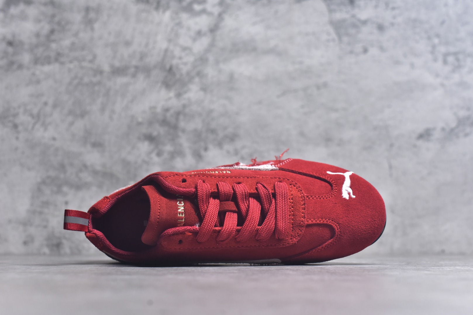 图片[4]-#巴黎世家联名款Balenciaga The Open Product x Puma Speedcat 极速赛车系列彪马低帮生活休闲鞋 原装档案原数据纸版楦型 采用原厂固色翻毛皮鞋面材质 二次成型\’猛帮\’成型工艺 全球知名运动品牌PUMA宝马赛车系列，融合了宝马车队的标志性配色，以趣味十足又前卫复古的设计引领潮流，将赛道精神融入街头时尚，开启前卫竞速之旅。自1978年巴伐利亚车队走上世界舞台，宝马赛车就在全球汽车制造和赛车运动领域留下了浓墨重彩的一笔。全新的两款BMW MMS Roma与BMW MMS Speedboat鞋款，均从宝马车型中汲取灵感。以黑或白为底色，融入经典配色，主打前卫复古风。Roma鞋款的鞋侧以复古的流线造型，缀以宝马经典Logo，巧妙吸睛；而Speedcat鞋款以亮眼三色条纹元素缀以舒适鞋面，赋予了独特的个性美学，演绎赛车的无尽能量 货号 406519 03 尺码 36 37 38 39 40 41 42 43 44 45-选品中心