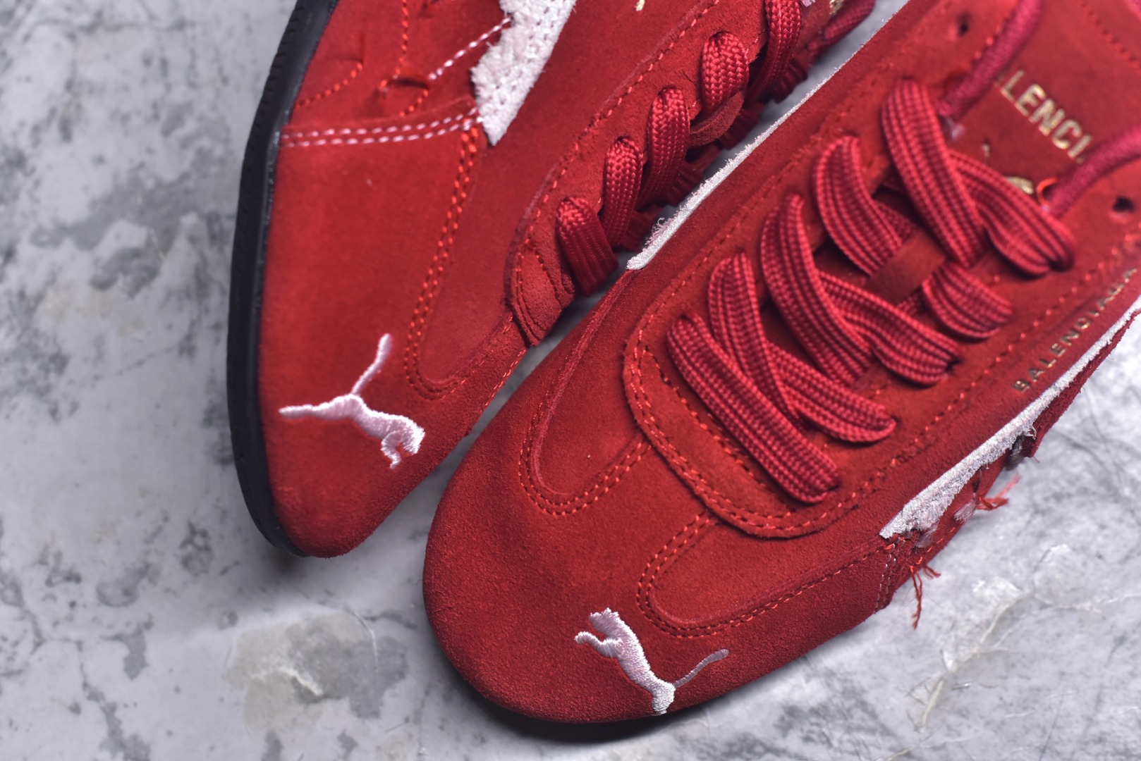 图片[8]-#巴黎世家联名款Balenciaga The Open Product x Puma Speedcat 极速赛车系列彪马低帮生活休闲鞋 原装档案原数据纸版楦型 采用原厂固色翻毛皮鞋面材质 二次成型\’猛帮\’成型工艺 全球知名运动品牌PUMA宝马赛车系列，融合了宝马车队的标志性配色，以趣味十足又前卫复古的设计引领潮流，将赛道精神融入街头时尚，开启前卫竞速之旅。自1978年巴伐利亚车队走上世界舞台，宝马赛车就在全球汽车制造和赛车运动领域留下了浓墨重彩的一笔。全新的两款BMW MMS Roma与BMW MMS Speedboat鞋款，均从宝马车型中汲取灵感。以黑或白为底色，融入经典配色，主打前卫复古风。Roma鞋款的鞋侧以复古的流线造型，缀以宝马经典Logo，巧妙吸睛；而Speedcat鞋款以亮眼三色条纹元素缀以舒适鞋面，赋予了独特的个性美学，演绎赛车的无尽能量 货号 406519 03 尺码 36 37 38 39 40 41 42 43 44 45-选品中心