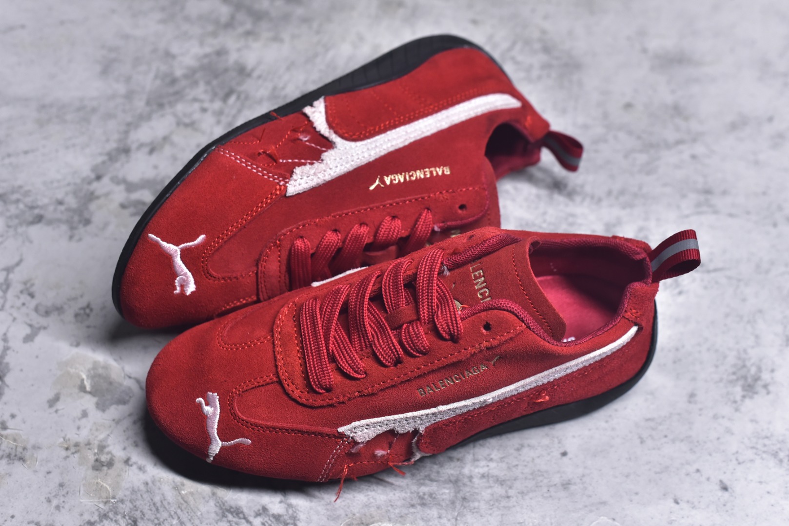 图片[7]-#巴黎世家联名款Balenciaga The Open Product x Puma Speedcat 极速赛车系列彪马低帮生活休闲鞋 原装档案原数据纸版楦型 采用原厂固色翻毛皮鞋面材质 二次成型\’猛帮\’成型工艺 全球知名运动品牌PUMA宝马赛车系列，融合了宝马车队的标志性配色，以趣味十足又前卫复古的设计引领潮流，将赛道精神融入街头时尚，开启前卫竞速之旅。自1978年巴伐利亚车队走上世界舞台，宝马赛车就在全球汽车制造和赛车运动领域留下了浓墨重彩的一笔。全新的两款BMW MMS Roma与BMW MMS Speedboat鞋款，均从宝马车型中汲取灵感。以黑或白为底色，融入经典配色，主打前卫复古风。Roma鞋款的鞋侧以复古的流线造型，缀以宝马经典Logo，巧妙吸睛；而Speedcat鞋款以亮眼三色条纹元素缀以舒适鞋面，赋予了独特的个性美学，演绎赛车的无尽能量 货号 406519 03 尺码 36 37 38 39 40 41 42 43 44 45-选品中心