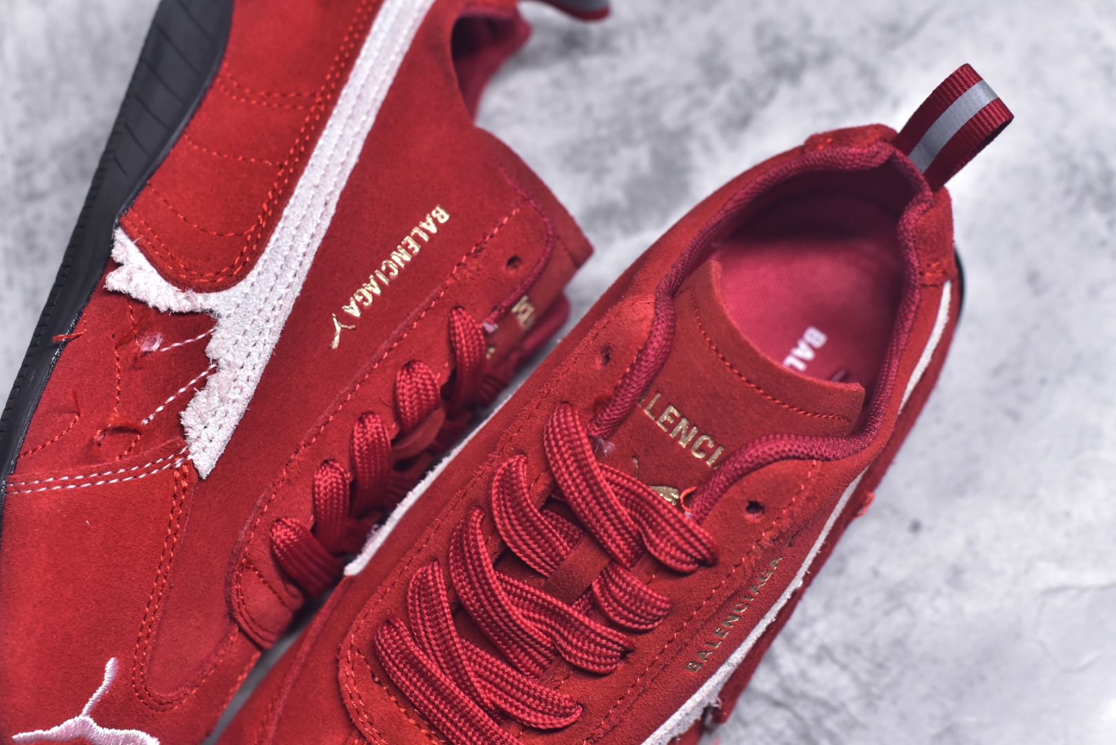 图片[9]-#巴黎世家联名款Balenciaga The Open Product x Puma Speedcat 极速赛车系列彪马低帮生活休闲鞋 原装档案原数据纸版楦型 采用原厂固色翻毛皮鞋面材质 二次成型\’猛帮\’成型工艺 全球知名运动品牌PUMA宝马赛车系列，融合了宝马车队的标志性配色，以趣味十足又前卫复古的设计引领潮流，将赛道精神融入街头时尚，开启前卫竞速之旅。自1978年巴伐利亚车队走上世界舞台，宝马赛车就在全球汽车制造和赛车运动领域留下了浓墨重彩的一笔。全新的两款BMW MMS Roma与BMW MMS Speedboat鞋款，均从宝马车型中汲取灵感。以黑或白为底色，融入经典配色，主打前卫复古风。Roma鞋款的鞋侧以复古的流线造型，缀以宝马经典Logo，巧妙吸睛；而Speedcat鞋款以亮眼三色条纹元素缀以舒适鞋面，赋予了独特的个性美学，演绎赛车的无尽能量 货号 406519 03 尺码 36 37 38 39 40 41 42 43 44 45-选品中心