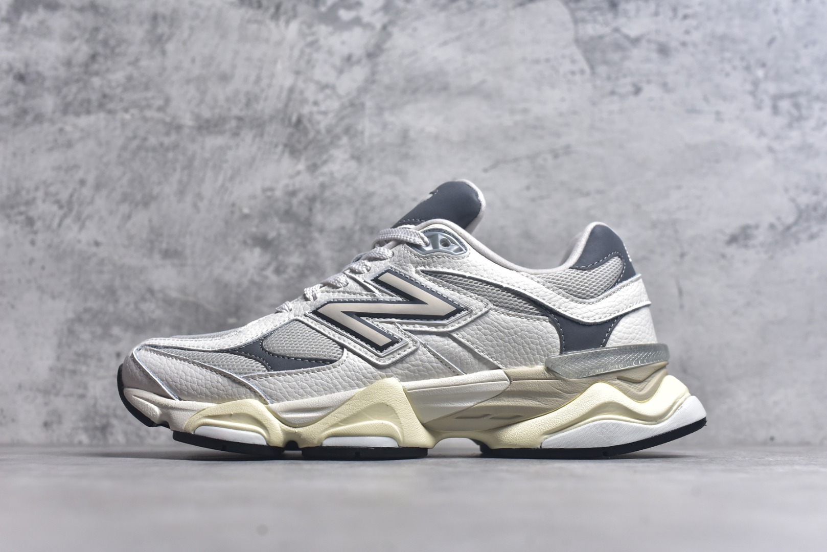 #New Balance NB9060 联名款 复古休闲运动慢跑鞋 灰色 U9060AGA 全套原楦原纸板原厂数据开发 进口三明治网面 原装进口翻毛皮料正确绒感卡色 正确中底拉帮中底网布细节 原厂标裁 带紫光防伪 定制后跟透明水晶模块 冲裁组合 大底贴合程度胶水上色把控完美 整洁度挑战全网艺术家 多道序QC把关品质完善 匠心打造 耗时两个月开发完成 工艺极其复杂难度可想而知 新开独立私模大底 全网唯一正确六层组合大底 高端零售专供产物 尺码：36 37 37.5 38 38.5 39 40 40.5 41 42 42.5 43 44 45 46.5-选品中心