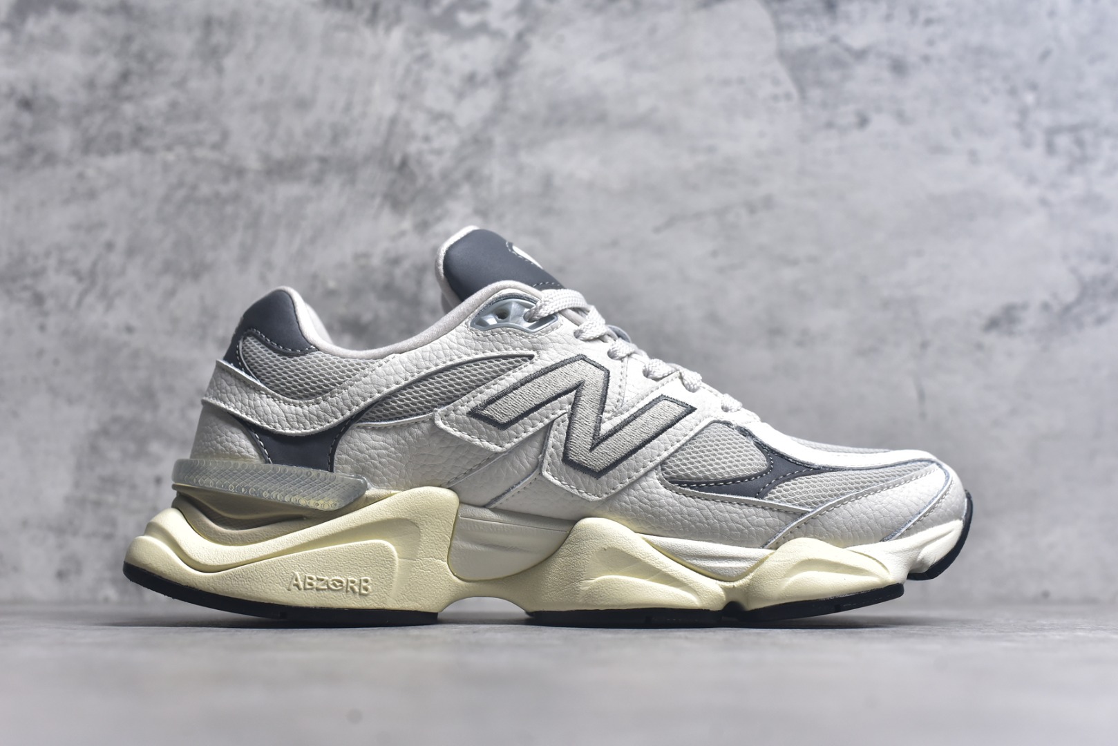 图片[3]-#New Balance NB9060 联名款 复古休闲运动慢跑鞋 灰色 U9060AGA 全套原楦原纸板原厂数据开发 进口三明治网面 原装进口翻毛皮料正确绒感卡色 正确中底拉帮中底网布细节 原厂标裁 带紫光防伪 定制后跟透明水晶模块 冲裁组合 大底贴合程度胶水上色把控完美 整洁度挑战全网艺术家 多道序QC把关品质完善 匠心打造 耗时两个月开发完成 工艺极其复杂难度可想而知 新开独立私模大底 全网唯一正确六层组合大底 高端零售专供产物 尺码：36 37 37.5 38 38.5 39 40 40.5 41 42 42.5 43 44 45 46.5-选品中心