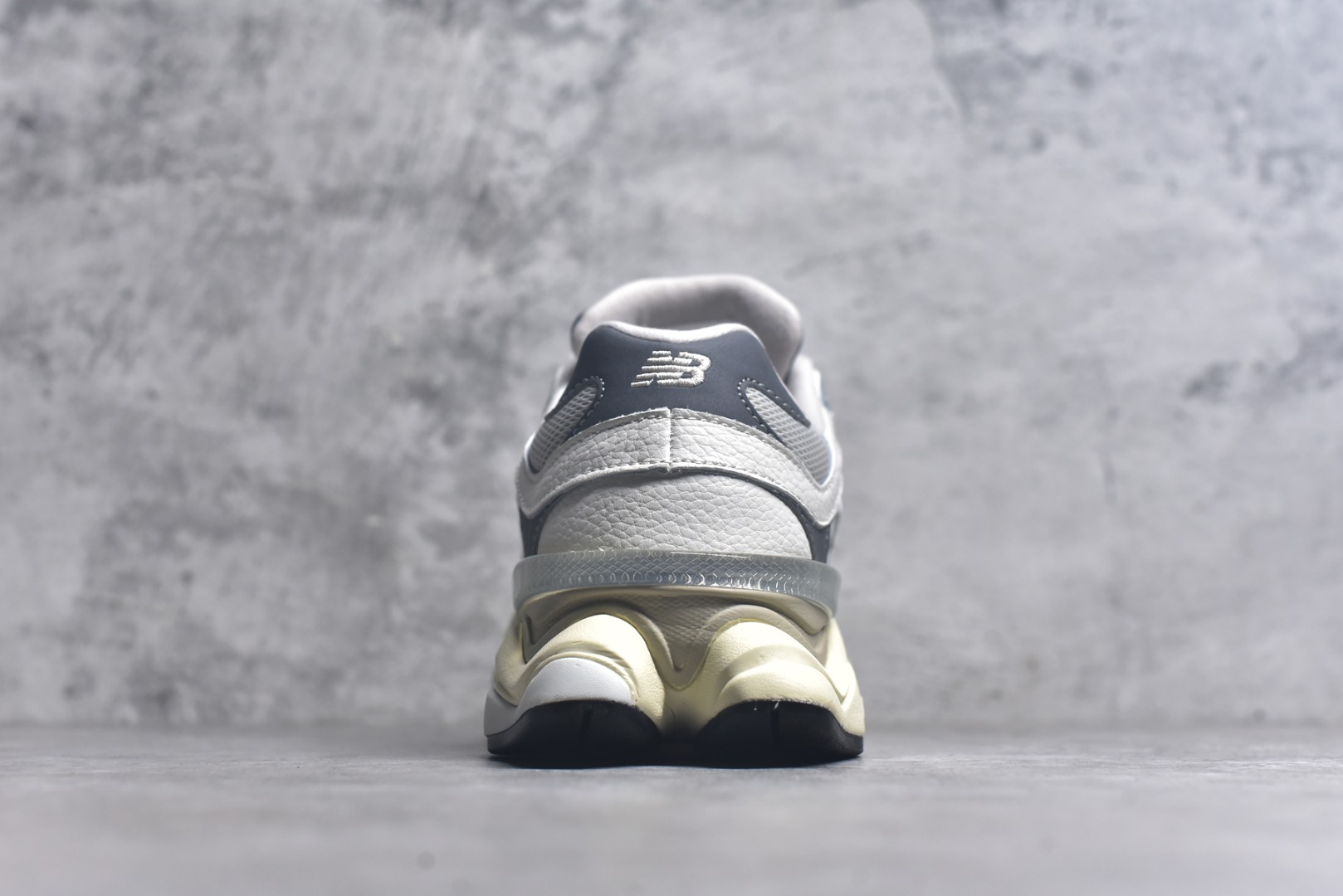 图片[5]-#New Balance NB9060 联名款 复古休闲运动慢跑鞋 灰色 U9060AGA 全套原楦原纸板原厂数据开发 进口三明治网面 原装进口翻毛皮料正确绒感卡色 正确中底拉帮中底网布细节 原厂标裁 带紫光防伪 定制后跟透明水晶模块 冲裁组合 大底贴合程度胶水上色把控完美 整洁度挑战全网艺术家 多道序QC把关品质完善 匠心打造 耗时两个月开发完成 工艺极其复杂难度可想而知 新开独立私模大底 全网唯一正确六层组合大底 高端零售专供产物 尺码：36 37 37.5 38 38.5 39 40 40.5 41 42 42.5 43 44 45 46.5-选品中心