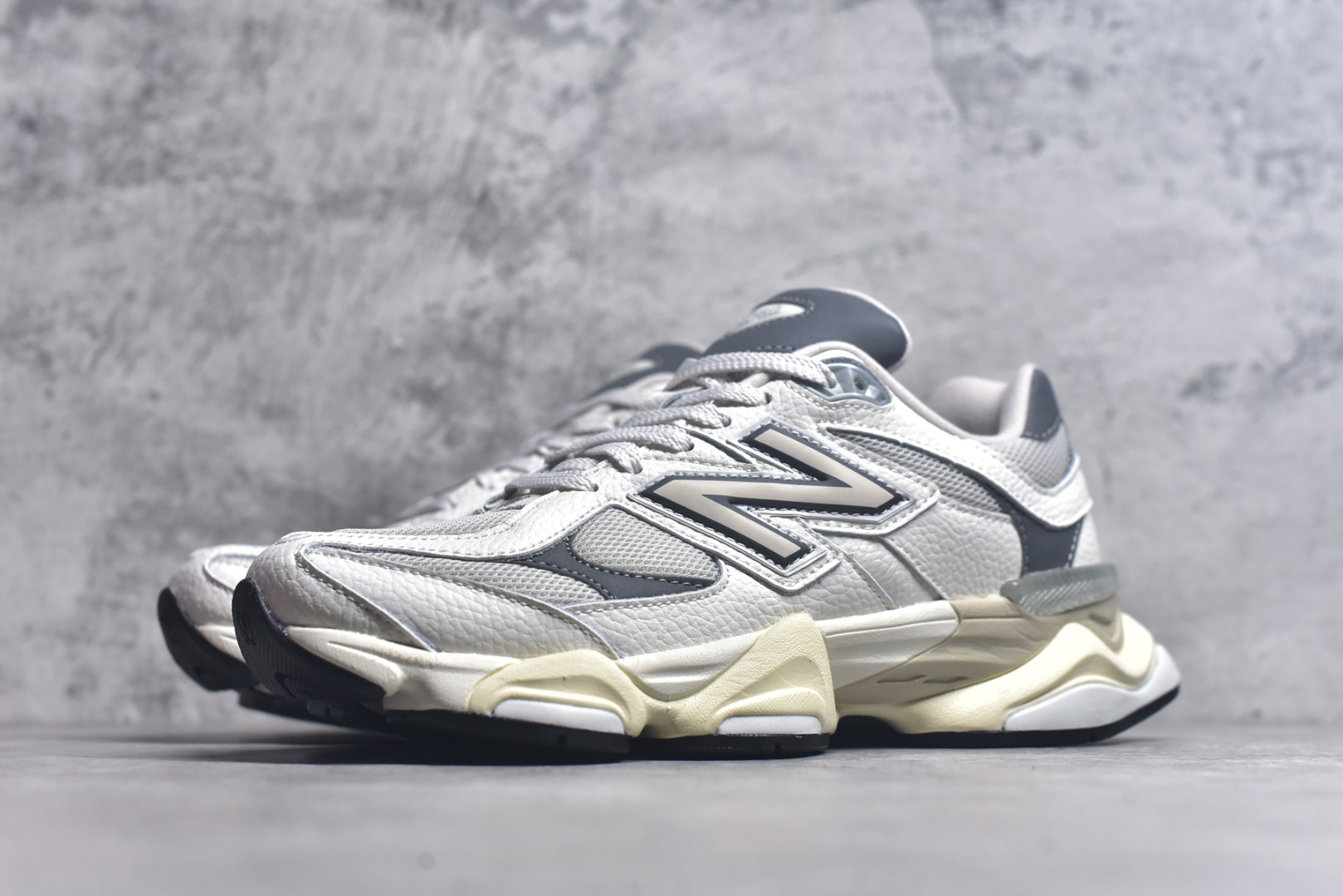图片[2]-#New Balance NB9060 联名款 复古休闲运动慢跑鞋 灰色 U9060AGA 全套原楦原纸板原厂数据开发 进口三明治网面 原装进口翻毛皮料正确绒感卡色 正确中底拉帮中底网布细节 原厂标裁 带紫光防伪 定制后跟透明水晶模块 冲裁组合 大底贴合程度胶水上色把控完美 整洁度挑战全网艺术家 多道序QC把关品质完善 匠心打造 耗时两个月开发完成 工艺极其复杂难度可想而知 新开独立私模大底 全网唯一正确六层组合大底 高端零售专供产物 尺码：36 37 37.5 38 38.5 39 40 40.5 41 42 42.5 43 44 45 46.5-选品中心