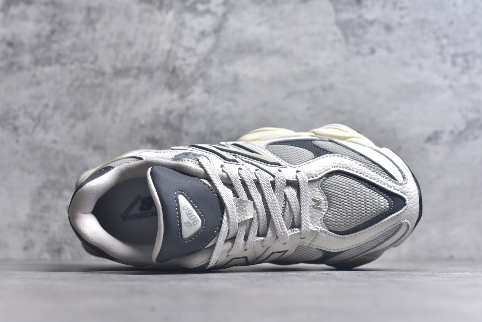 图片[4]-#New Balance NB9060 联名款 复古休闲运动慢跑鞋 灰色 U9060AGA 全套原楦原纸板原厂数据开发 进口三明治网面 原装进口翻毛皮料正确绒感卡色 正确中底拉帮中底网布细节 原厂标裁 带紫光防伪 定制后跟透明水晶模块 冲裁组合 大底贴合程度胶水上色把控完美 整洁度挑战全网艺术家 多道序QC把关品质完善 匠心打造 耗时两个月开发完成 工艺极其复杂难度可想而知 新开独立私模大底 全网唯一正确六层组合大底 高端零售专供产物 尺码：36 37 37.5 38 38.5 39 40 40.5 41 42 42.5 43 44 45 46.5-选品中心