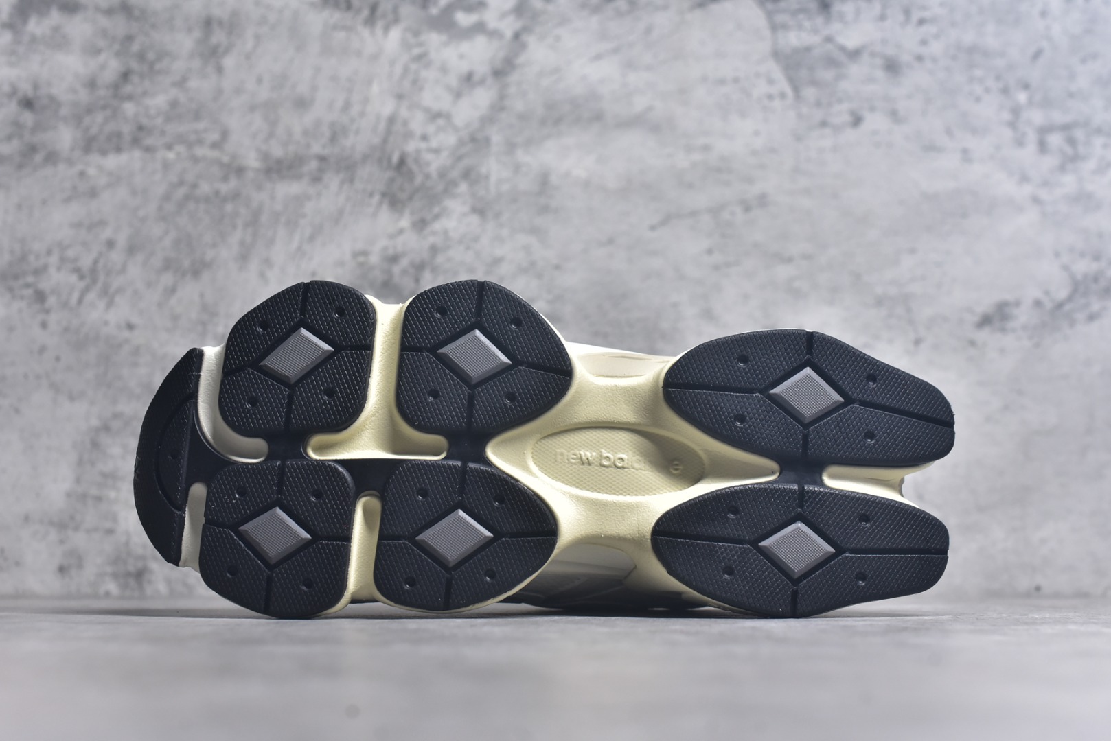 图片[6]-#New Balance NB9060 联名款 复古休闲运动慢跑鞋 灰色 U9060AGA 全套原楦原纸板原厂数据开发 进口三明治网面 原装进口翻毛皮料正确绒感卡色 正确中底拉帮中底网布细节 原厂标裁 带紫光防伪 定制后跟透明水晶模块 冲裁组合 大底贴合程度胶水上色把控完美 整洁度挑战全网艺术家 多道序QC把关品质完善 匠心打造 耗时两个月开发完成 工艺极其复杂难度可想而知 新开独立私模大底 全网唯一正确六层组合大底 高端零售专供产物 尺码：36 37 37.5 38 38.5 39 40 40.5 41 42 42.5 43 44 45 46.5-选品中心