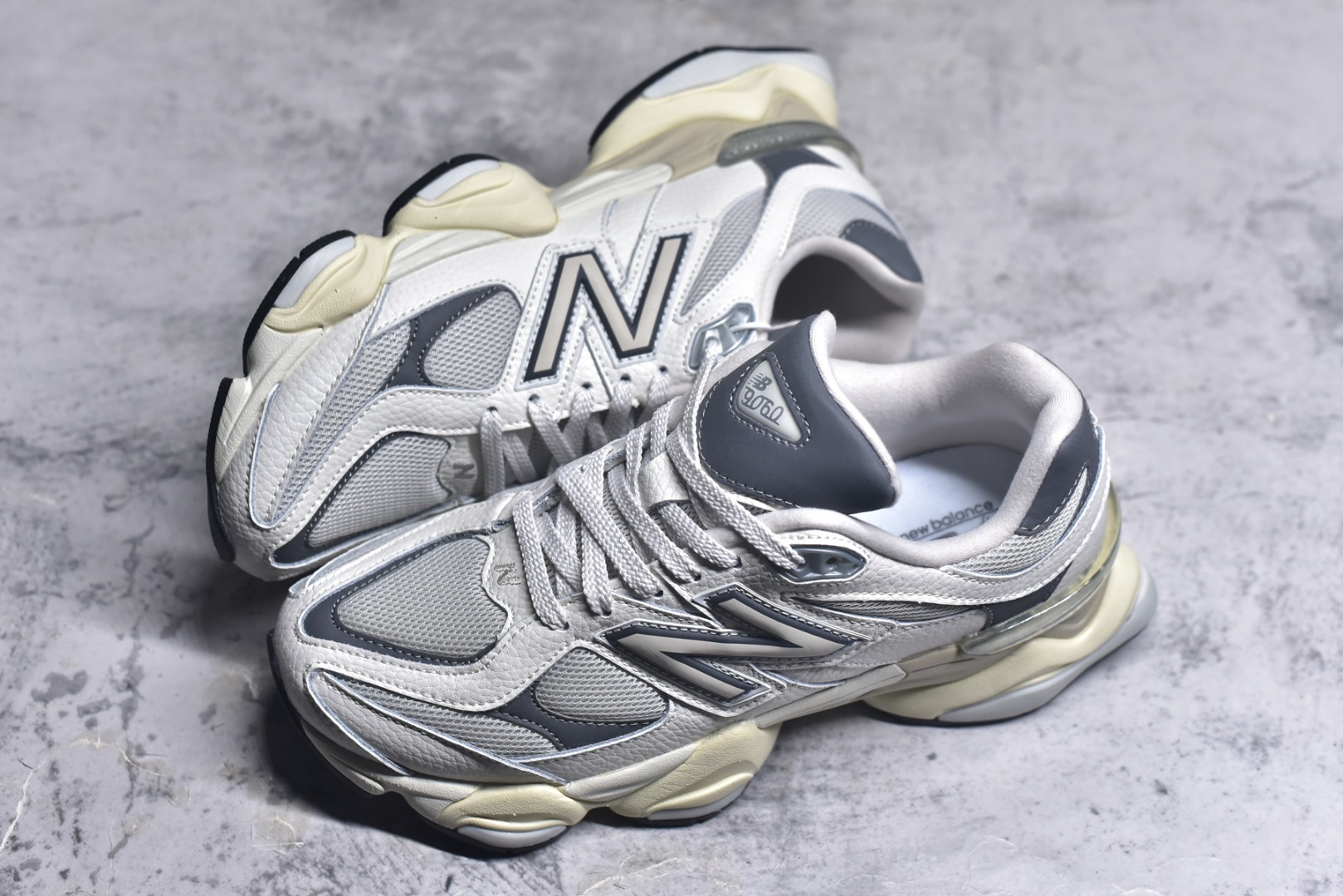 图片[7]-#New Balance NB9060 联名款 复古休闲运动慢跑鞋 灰色 U9060AGA 全套原楦原纸板原厂数据开发 进口三明治网面 原装进口翻毛皮料正确绒感卡色 正确中底拉帮中底网布细节 原厂标裁 带紫光防伪 定制后跟透明水晶模块 冲裁组合 大底贴合程度胶水上色把控完美 整洁度挑战全网艺术家 多道序QC把关品质完善 匠心打造 耗时两个月开发完成 工艺极其复杂难度可想而知 新开独立私模大底 全网唯一正确六层组合大底 高端零售专供产物 尺码：36 37 37.5 38 38.5 39 40 40.5 41 42 42.5 43 44 45 46.5-选品中心