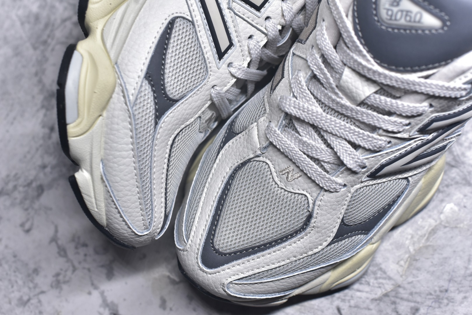 图片[8]-#New Balance NB9060 联名款 复古休闲运动慢跑鞋 灰色 U9060AGA 全套原楦原纸板原厂数据开发 进口三明治网面 原装进口翻毛皮料正确绒感卡色 正确中底拉帮中底网布细节 原厂标裁 带紫光防伪 定制后跟透明水晶模块 冲裁组合 大底贴合程度胶水上色把控完美 整洁度挑战全网艺术家 多道序QC把关品质完善 匠心打造 耗时两个月开发完成 工艺极其复杂难度可想而知 新开独立私模大底 全网唯一正确六层组合大底 高端零售专供产物 尺码：36 37 37.5 38 38.5 39 40 40.5 41 42 42.5 43 44 45 46.5-选品中心