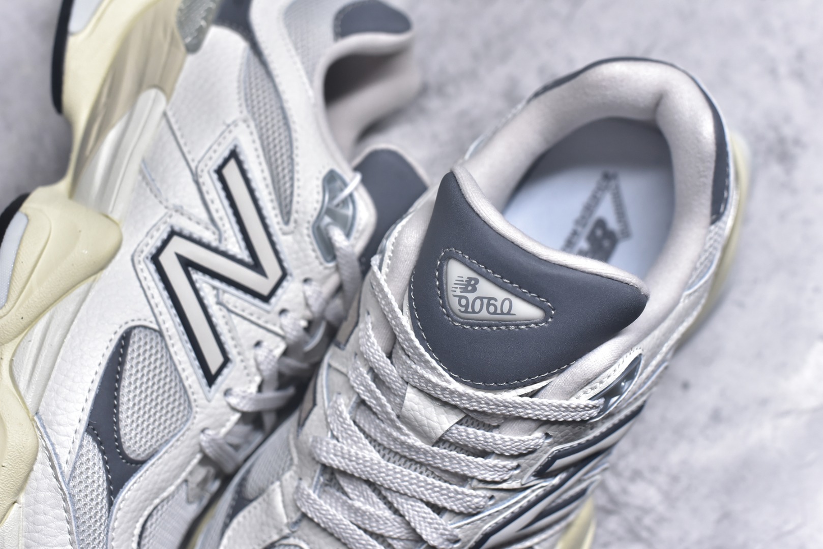 图片[9]-#New Balance NB9060 联名款 复古休闲运动慢跑鞋 灰色 U9060AGA 全套原楦原纸板原厂数据开发 进口三明治网面 原装进口翻毛皮料正确绒感卡色 正确中底拉帮中底网布细节 原厂标裁 带紫光防伪 定制后跟透明水晶模块 冲裁组合 大底贴合程度胶水上色把控完美 整洁度挑战全网艺术家 多道序QC把关品质完善 匠心打造 耗时两个月开发完成 工艺极其复杂难度可想而知 新开独立私模大底 全网唯一正确六层组合大底 高端零售专供产物 尺码：36 37 37.5 38 38.5 39 40 40.5 41 42 42.5 43 44 45 46.5-选品中心