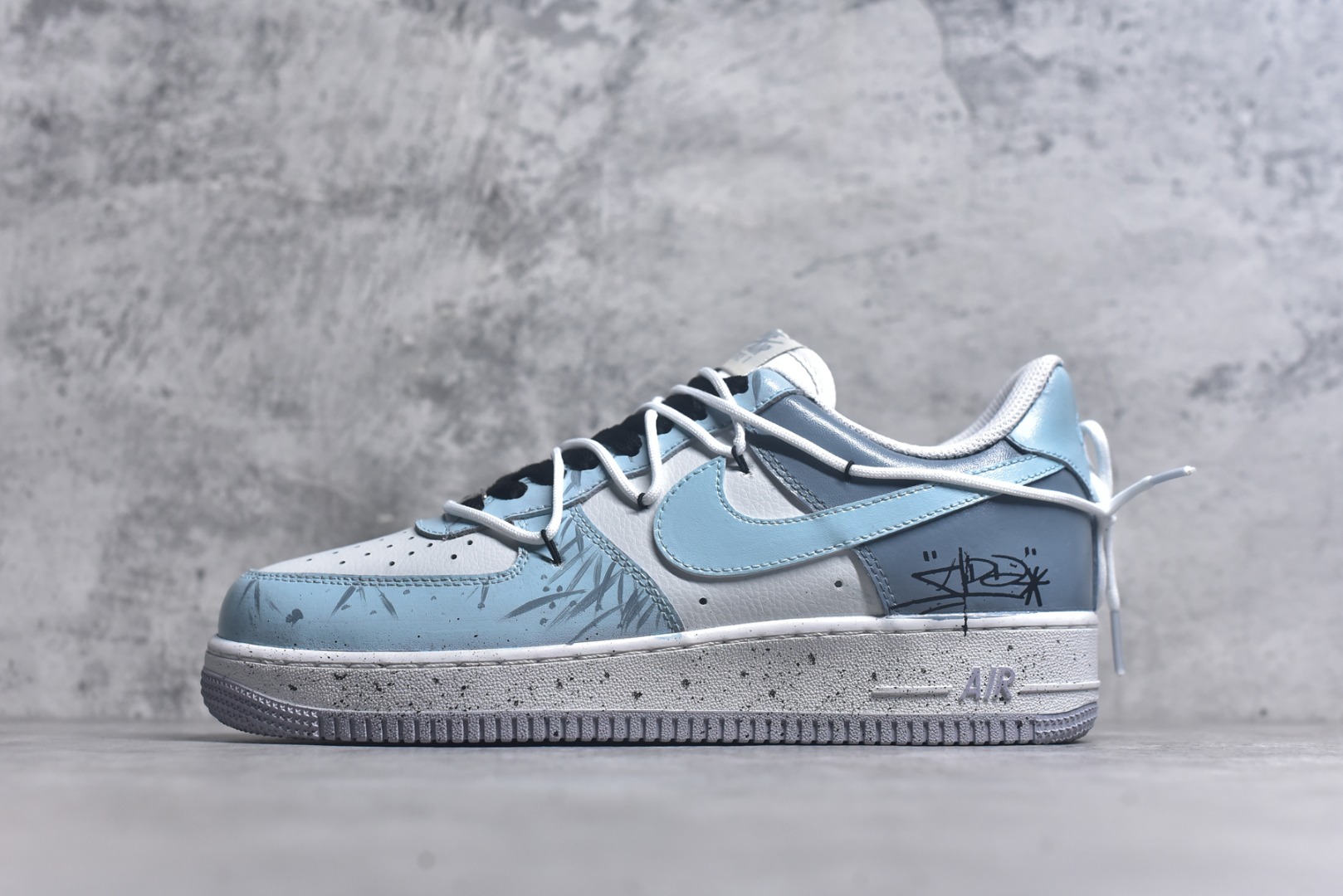 #Nike Air Force 1\’07 Low \”Starry Sky Trajectory\” 手绘涂鸦 星芒轨迹 空军一号定制休闲板鞋 CW1888-006 #鞋以纯净的白色作为底色，宛如一张等待艺术渲染的画布。莫奈印象派画作中那种光影交织、色彩斑斓的特点，被巧妙地运用到了鞋面设计中。鞋带部分采用了粉蓝等柔和的色彩，如同莫奈笔下天空与水波的交融，带来清新灵动之感 。鞋身侧面经典的 Nike Swoosh 标志，除了原本带有梦幻色彩的渐变图案，还缀以精致的金色小 Swoosh 标志，仿佛是莫奈画作中闪烁的光斑，为整体造型增添了一份奢华与精致 尺码：36 36.5 37.5 38 38.5 39 40 40.5 41 42 42.5 43 44 44.5 45 9.D4-选品中心