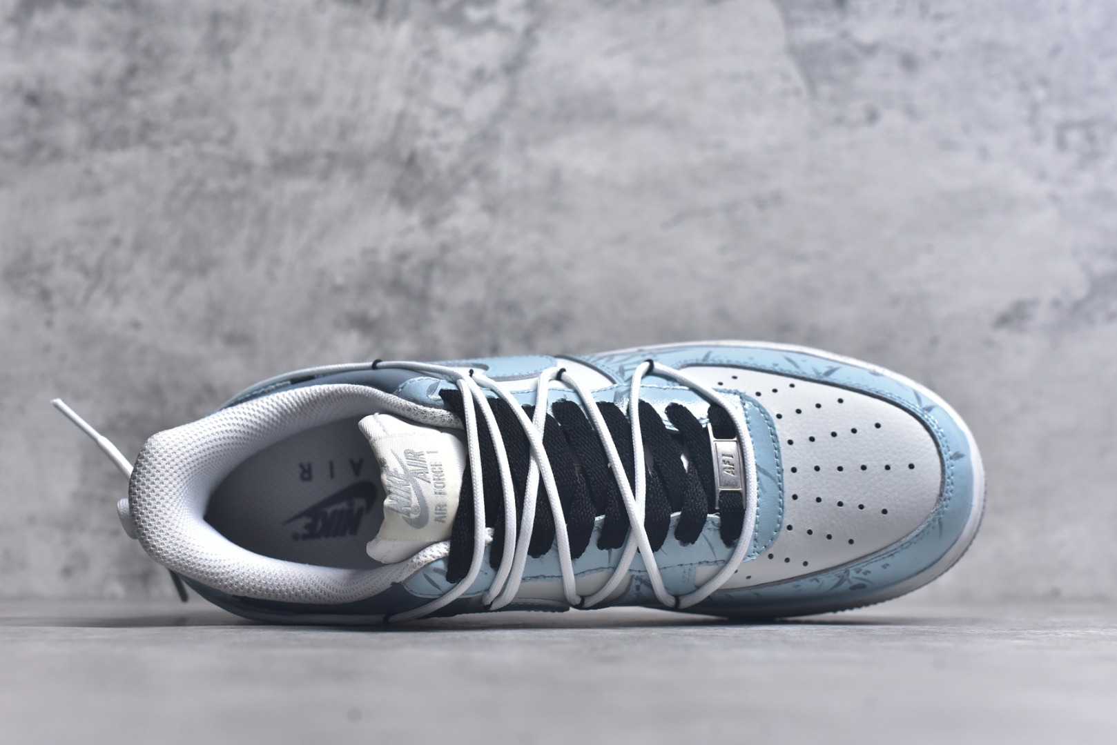图片[4]-#Nike Air Force 1\’07 Low \”Starry Sky Trajectory\” 手绘涂鸦 星芒轨迹 空军一号定制休闲板鞋 CW1888-006 #鞋以纯净的白色作为底色，宛如一张等待艺术渲染的画布。莫奈印象派画作中那种光影交织、色彩斑斓的特点，被巧妙地运用到了鞋面设计中。鞋带部分采用了粉蓝等柔和的色彩，如同莫奈笔下天空与水波的交融，带来清新灵动之感 。鞋身侧面经典的 Nike Swoosh 标志，除了原本带有梦幻色彩的渐变图案，还缀以精致的金色小 Swoosh 标志，仿佛是莫奈画作中闪烁的光斑，为整体造型增添了一份奢华与精致 尺码：36 36.5 37.5 38 38.5 39 40 40.5 41 42 42.5 43 44 44.5 45 9.D4-选品中心