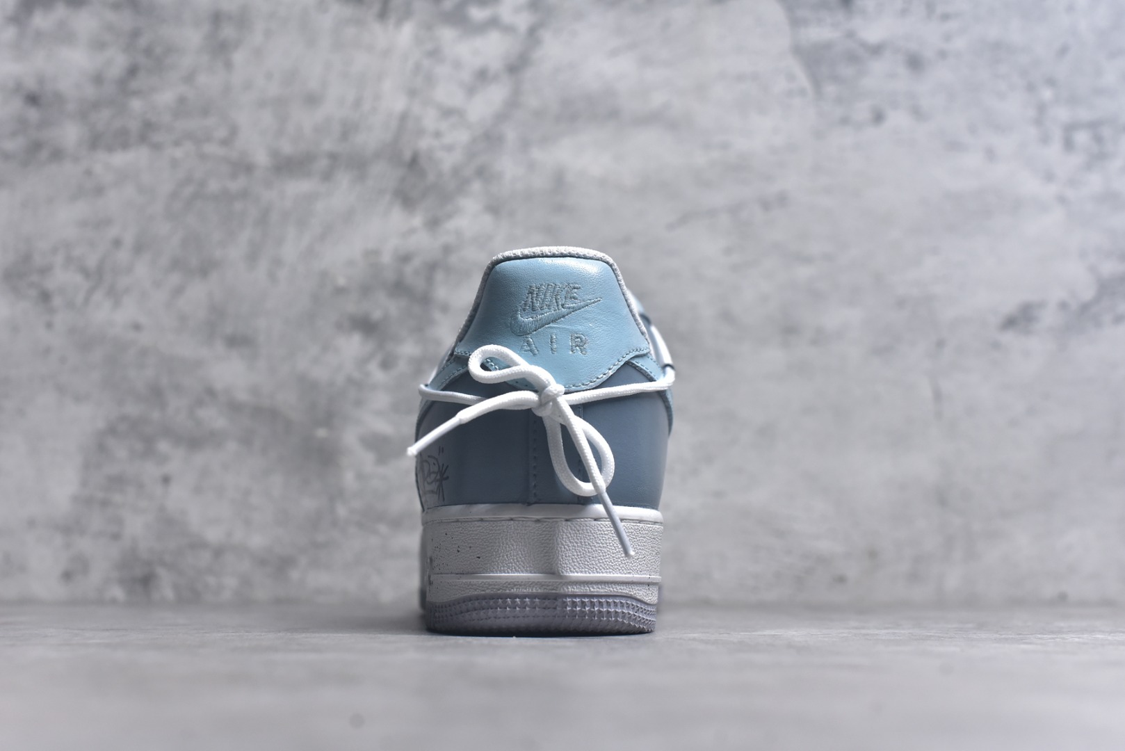 图片[5]-#Nike Air Force 1\’07 Low \”Starry Sky Trajectory\” 手绘涂鸦 星芒轨迹 空军一号定制休闲板鞋 CW1888-006 #鞋以纯净的白色作为底色，宛如一张等待艺术渲染的画布。莫奈印象派画作中那种光影交织、色彩斑斓的特点，被巧妙地运用到了鞋面设计中。鞋带部分采用了粉蓝等柔和的色彩，如同莫奈笔下天空与水波的交融，带来清新灵动之感 。鞋身侧面经典的 Nike Swoosh 标志，除了原本带有梦幻色彩的渐变图案，还缀以精致的金色小 Swoosh 标志，仿佛是莫奈画作中闪烁的光斑，为整体造型增添了一份奢华与精致 尺码：36 36.5 37.5 38 38.5 39 40 40.5 41 42 42.5 43 44 44.5 45 9.D4-选品中心
