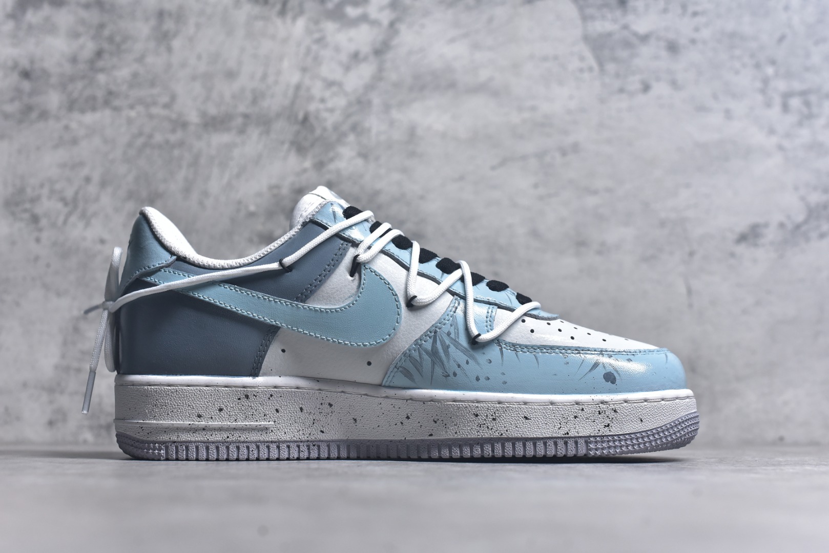 图片[3]-#Nike Air Force 1\’07 Low \”Starry Sky Trajectory\” 手绘涂鸦 星芒轨迹 空军一号定制休闲板鞋 CW1888-006 #鞋以纯净的白色作为底色，宛如一张等待艺术渲染的画布。莫奈印象派画作中那种光影交织、色彩斑斓的特点，被巧妙地运用到了鞋面设计中。鞋带部分采用了粉蓝等柔和的色彩，如同莫奈笔下天空与水波的交融，带来清新灵动之感 。鞋身侧面经典的 Nike Swoosh 标志，除了原本带有梦幻色彩的渐变图案，还缀以精致的金色小 Swoosh 标志，仿佛是莫奈画作中闪烁的光斑，为整体造型增添了一份奢华与精致 尺码：36 36.5 37.5 38 38.5 39 40 40.5 41 42 42.5 43 44 44.5 45 9.D4-选品中心