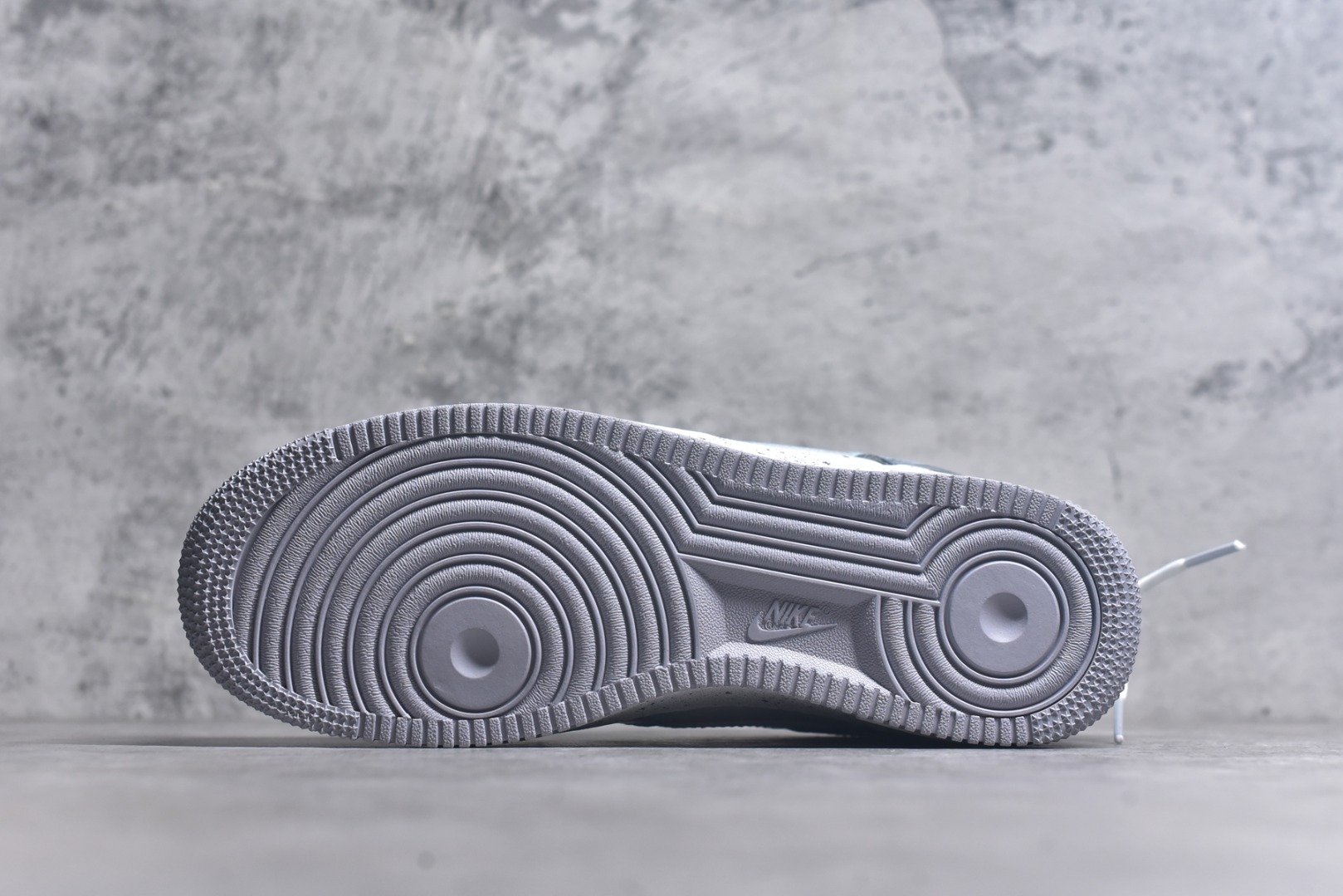 图片[6]-#Nike Air Force 1\’07 Low \”Starry Sky Trajectory\” 手绘涂鸦 星芒轨迹 空军一号定制休闲板鞋 CW1888-006 #鞋以纯净的白色作为底色，宛如一张等待艺术渲染的画布。莫奈印象派画作中那种光影交织、色彩斑斓的特点，被巧妙地运用到了鞋面设计中。鞋带部分采用了粉蓝等柔和的色彩，如同莫奈笔下天空与水波的交融，带来清新灵动之感 。鞋身侧面经典的 Nike Swoosh 标志，除了原本带有梦幻色彩的渐变图案，还缀以精致的金色小 Swoosh 标志，仿佛是莫奈画作中闪烁的光斑，为整体造型增添了一份奢华与精致 尺码：36 36.5 37.5 38 38.5 39 40 40.5 41 42 42.5 43 44 44.5 45 9.D4-选品中心