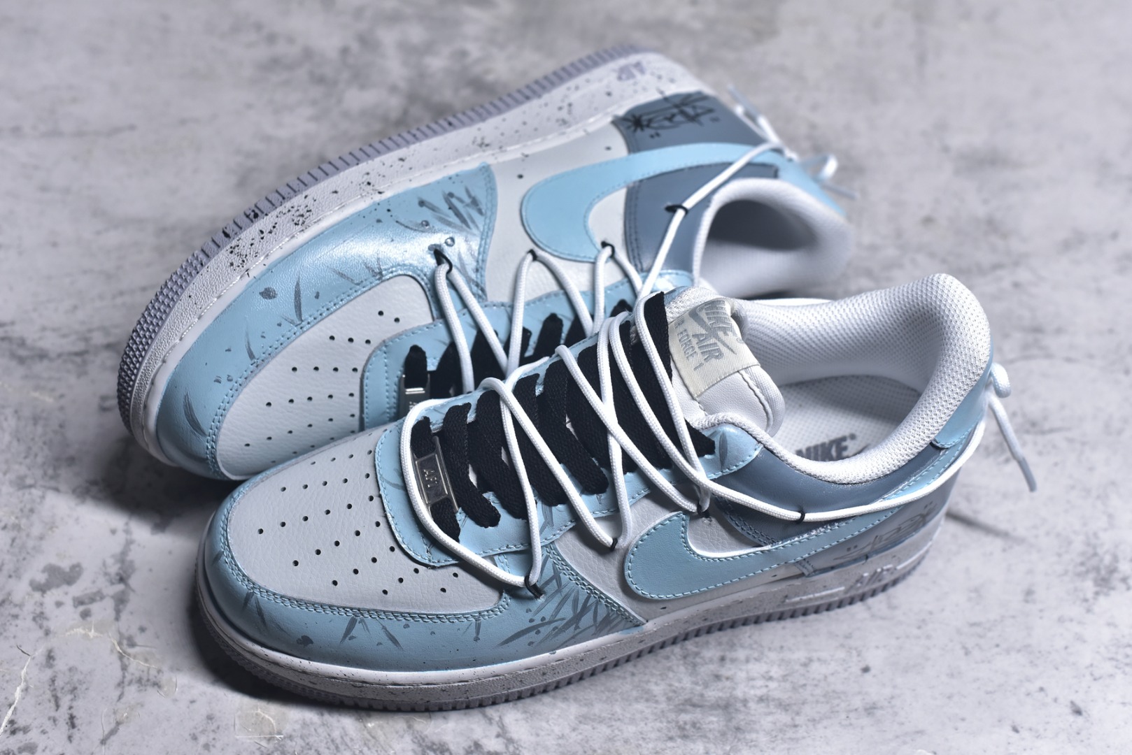 图片[7]-#Nike Air Force 1\’07 Low \”Starry Sky Trajectory\” 手绘涂鸦 星芒轨迹 空军一号定制休闲板鞋 CW1888-006 #鞋以纯净的白色作为底色，宛如一张等待艺术渲染的画布。莫奈印象派画作中那种光影交织、色彩斑斓的特点，被巧妙地运用到了鞋面设计中。鞋带部分采用了粉蓝等柔和的色彩，如同莫奈笔下天空与水波的交融，带来清新灵动之感 。鞋身侧面经典的 Nike Swoosh 标志，除了原本带有梦幻色彩的渐变图案，还缀以精致的金色小 Swoosh 标志，仿佛是莫奈画作中闪烁的光斑，为整体造型增添了一份奢华与精致 尺码：36 36.5 37.5 38 38.5 39 40 40.5 41 42 42.5 43 44 44.5 45 9.D4-选品中心