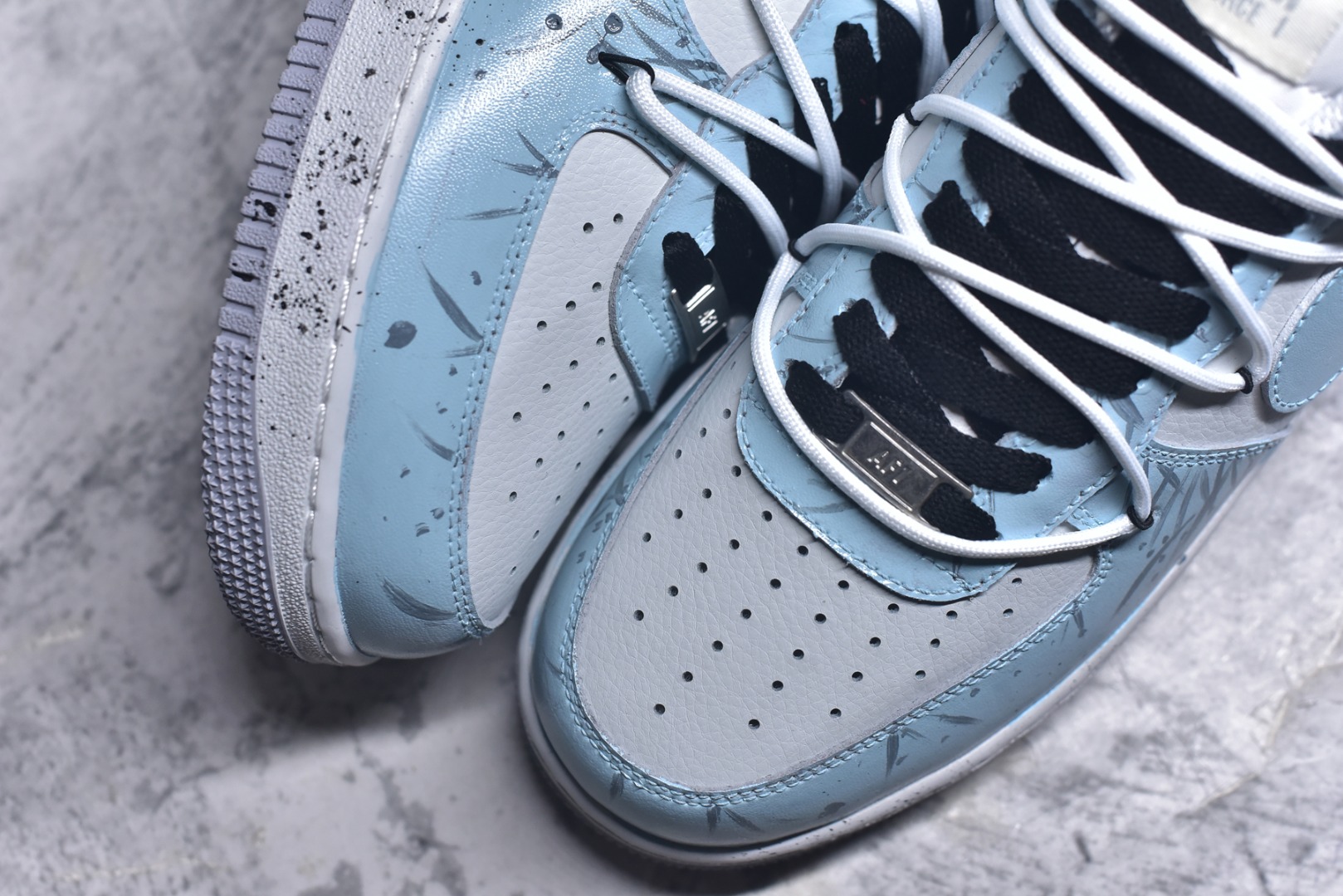 图片[8]-#Nike Air Force 1\’07 Low \”Starry Sky Trajectory\” 手绘涂鸦 星芒轨迹 空军一号定制休闲板鞋 CW1888-006 #鞋以纯净的白色作为底色，宛如一张等待艺术渲染的画布。莫奈印象派画作中那种光影交织、色彩斑斓的特点，被巧妙地运用到了鞋面设计中。鞋带部分采用了粉蓝等柔和的色彩，如同莫奈笔下天空与水波的交融，带来清新灵动之感 。鞋身侧面经典的 Nike Swoosh 标志，除了原本带有梦幻色彩的渐变图案，还缀以精致的金色小 Swoosh 标志，仿佛是莫奈画作中闪烁的光斑，为整体造型增添了一份奢华与精致 尺码：36 36.5 37.5 38 38.5 39 40 40.5 41 42 42.5 43 44 44.5 45 9.D4-选品中心