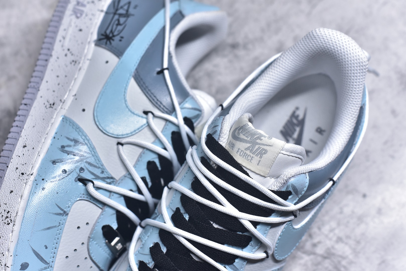 图片[9]-#Nike Air Force 1\’07 Low \”Starry Sky Trajectory\” 手绘涂鸦 星芒轨迹 空军一号定制休闲板鞋 CW1888-006 #鞋以纯净的白色作为底色，宛如一张等待艺术渲染的画布。莫奈印象派画作中那种光影交织、色彩斑斓的特点，被巧妙地运用到了鞋面设计中。鞋带部分采用了粉蓝等柔和的色彩，如同莫奈笔下天空与水波的交融，带来清新灵动之感 。鞋身侧面经典的 Nike Swoosh 标志，除了原本带有梦幻色彩的渐变图案，还缀以精致的金色小 Swoosh 标志，仿佛是莫奈画作中闪烁的光斑，为整体造型增添了一份奢华与精致 尺码：36 36.5 37.5 38 38.5 39 40 40.5 41 42 42.5 43 44 44.5 45 9.D4-选品中心