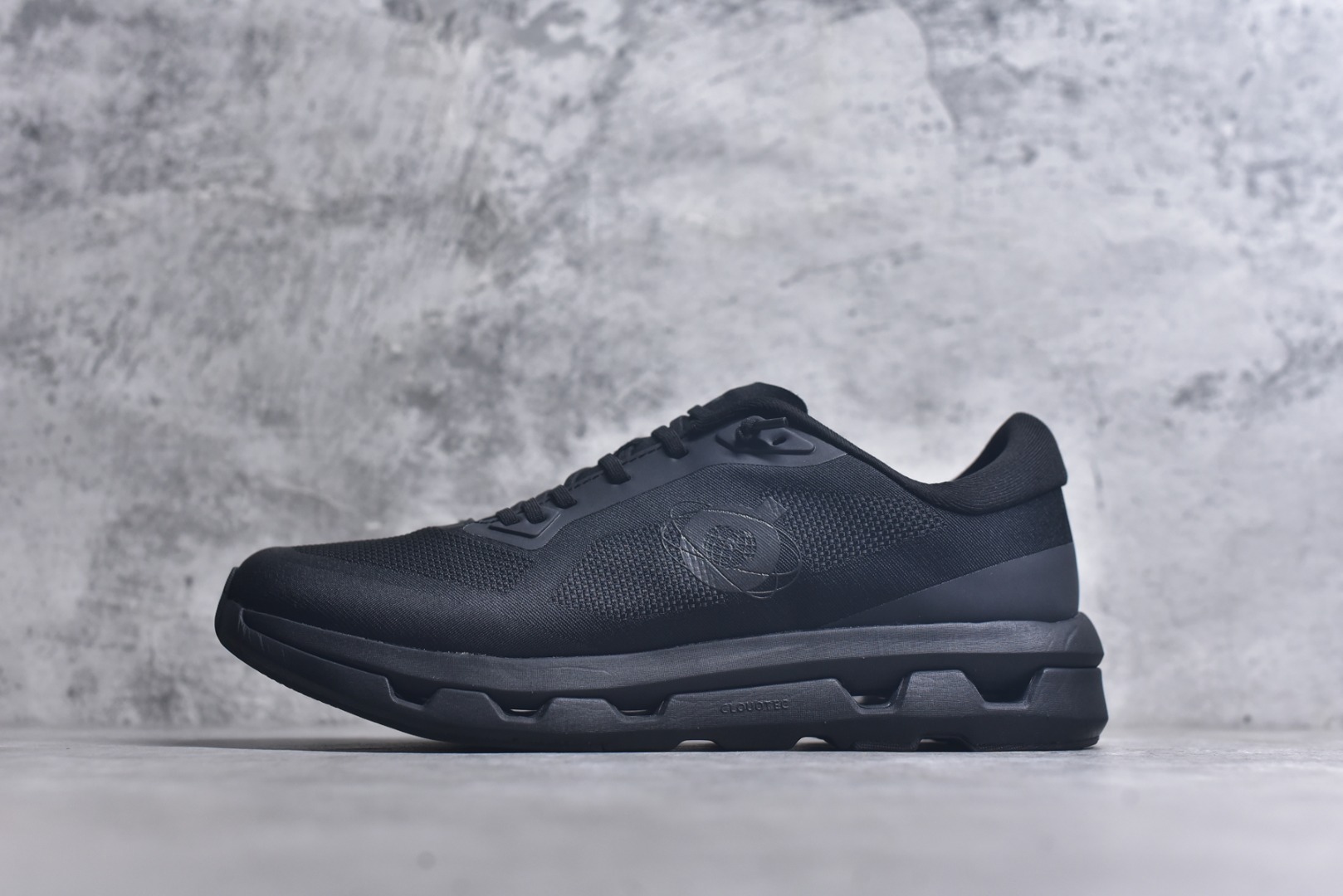 #KITH x On Cloudzone 昂跑舒适百搭防滑耐磨 低帮休闲跑步鞋 昂跑运动品牌 开创于2010年 缓震着陆、强效回弹、轻柔质感的设计构思始终是ON研制关键 与此同时基于“为全球提供革新性的跑步感受”信念 陆续推出了多款跑鞋及其以专业运动人体跑步工程学为设计关键的功能性跑步服饰设备 让跑者不费力气地畅快畅跑 尺码：36 36.5 37.5 38 38.5 39 40 40.5 41 42 42.5 43 44 44.5 45-选品中心
