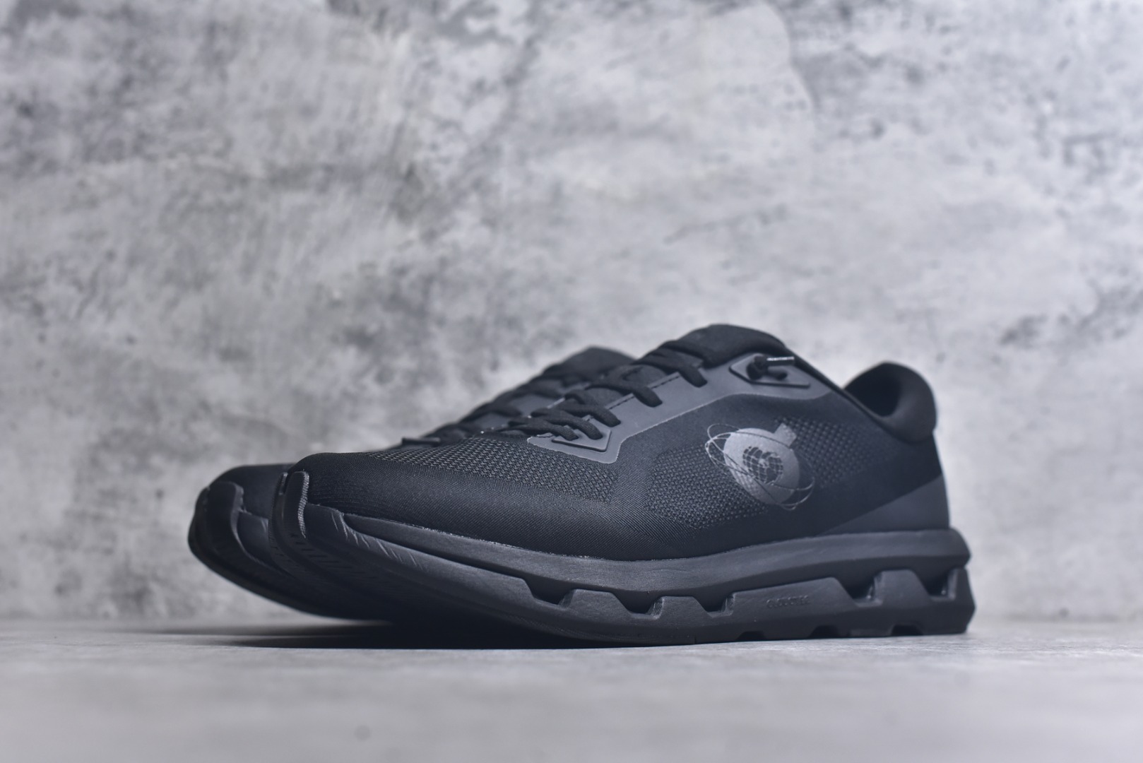图片[2]-#KITH x On Cloudzone 昂跑舒适百搭防滑耐磨 低帮休闲跑步鞋 昂跑运动品牌 开创于2010年 缓震着陆、强效回弹、轻柔质感的设计构思始终是ON研制关键 与此同时基于“为全球提供革新性的跑步感受”信念 陆续推出了多款跑鞋及其以专业运动人体跑步工程学为设计关键的功能性跑步服饰设备 让跑者不费力气地畅快畅跑 尺码：36 36.5 37.5 38 38.5 39 40 40.5 41 42 42.5 43 44 44.5 45-选品中心