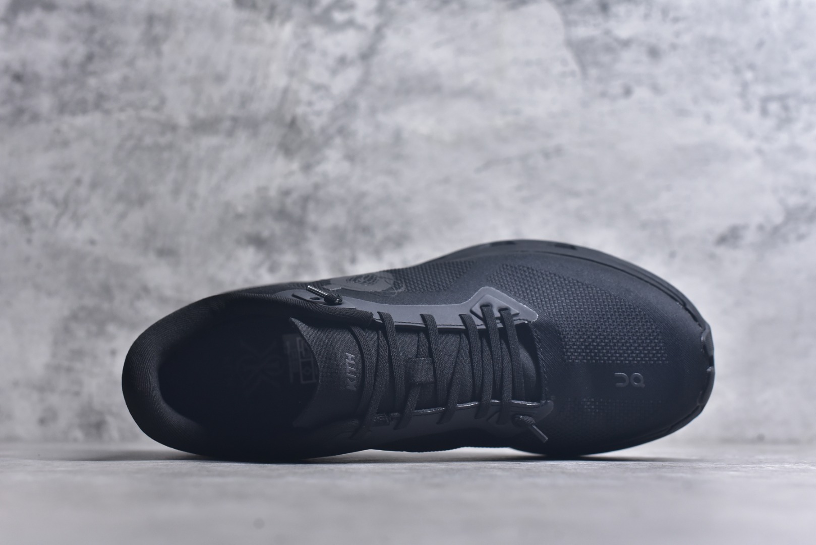 图片[4]-#KITH x On Cloudzone 昂跑舒适百搭防滑耐磨 低帮休闲跑步鞋 昂跑运动品牌 开创于2010年 缓震着陆、强效回弹、轻柔质感的设计构思始终是ON研制关键 与此同时基于“为全球提供革新性的跑步感受”信念 陆续推出了多款跑鞋及其以专业运动人体跑步工程学为设计关键的功能性跑步服饰设备 让跑者不费力气地畅快畅跑 尺码：36 36.5 37.5 38 38.5 39 40 40.5 41 42 42.5 43 44 44.5 45-选品中心