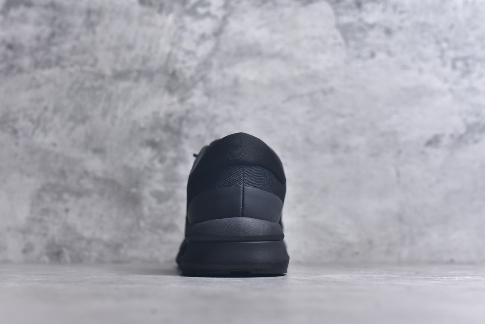 图片[5]-#KITH x On Cloudzone 昂跑舒适百搭防滑耐磨 低帮休闲跑步鞋 昂跑运动品牌 开创于2010年 缓震着陆、强效回弹、轻柔质感的设计构思始终是ON研制关键 与此同时基于“为全球提供革新性的跑步感受”信念 陆续推出了多款跑鞋及其以专业运动人体跑步工程学为设计关键的功能性跑步服饰设备 让跑者不费力气地畅快畅跑 尺码：36 36.5 37.5 38 38.5 39 40 40.5 41 42 42.5 43 44 44.5 45-选品中心