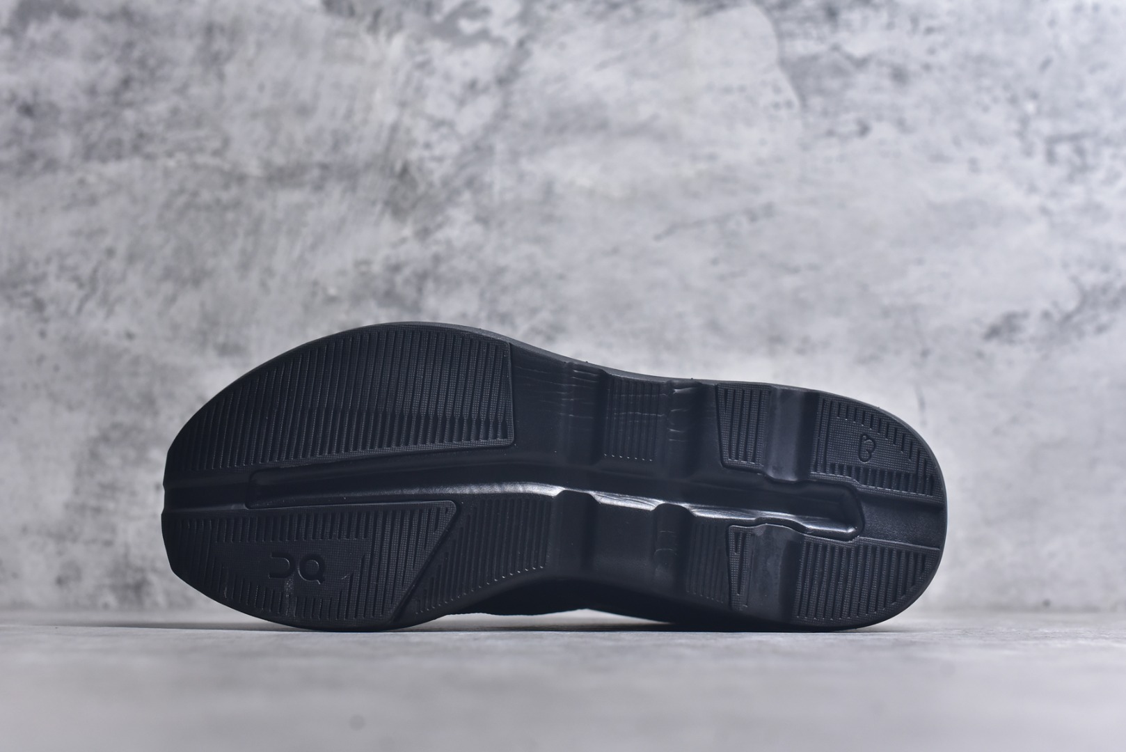 图片[6]-#KITH x On Cloudzone 昂跑舒适百搭防滑耐磨 低帮休闲跑步鞋 昂跑运动品牌 开创于2010年 缓震着陆、强效回弹、轻柔质感的设计构思始终是ON研制关键 与此同时基于“为全球提供革新性的跑步感受”信念 陆续推出了多款跑鞋及其以专业运动人体跑步工程学为设计关键的功能性跑步服饰设备 让跑者不费力气地畅快畅跑 尺码：36 36.5 37.5 38 38.5 39 40 40.5 41 42 42.5 43 44 44.5 45-选品中心