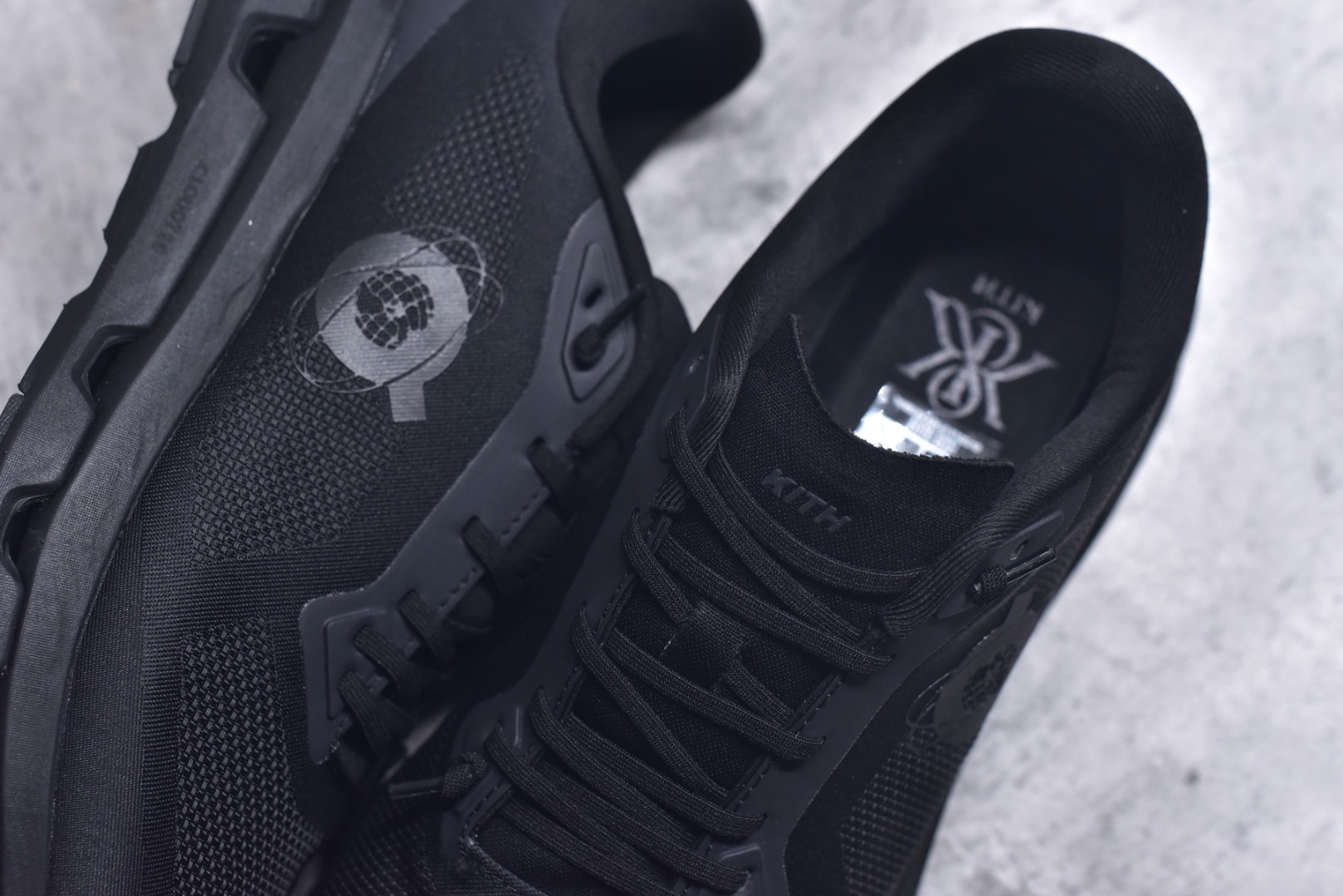 图片[9]-#KITH x On Cloudzone 昂跑舒适百搭防滑耐磨 低帮休闲跑步鞋 昂跑运动品牌 开创于2010年 缓震着陆、强效回弹、轻柔质感的设计构思始终是ON研制关键 与此同时基于“为全球提供革新性的跑步感受”信念 陆续推出了多款跑鞋及其以专业运动人体跑步工程学为设计关键的功能性跑步服饰设备 让跑者不费力气地畅快畅跑 尺码：36 36.5 37.5 38 38.5 39 40 40.5 41 42 42.5 43 44 44.5 45-选品中心