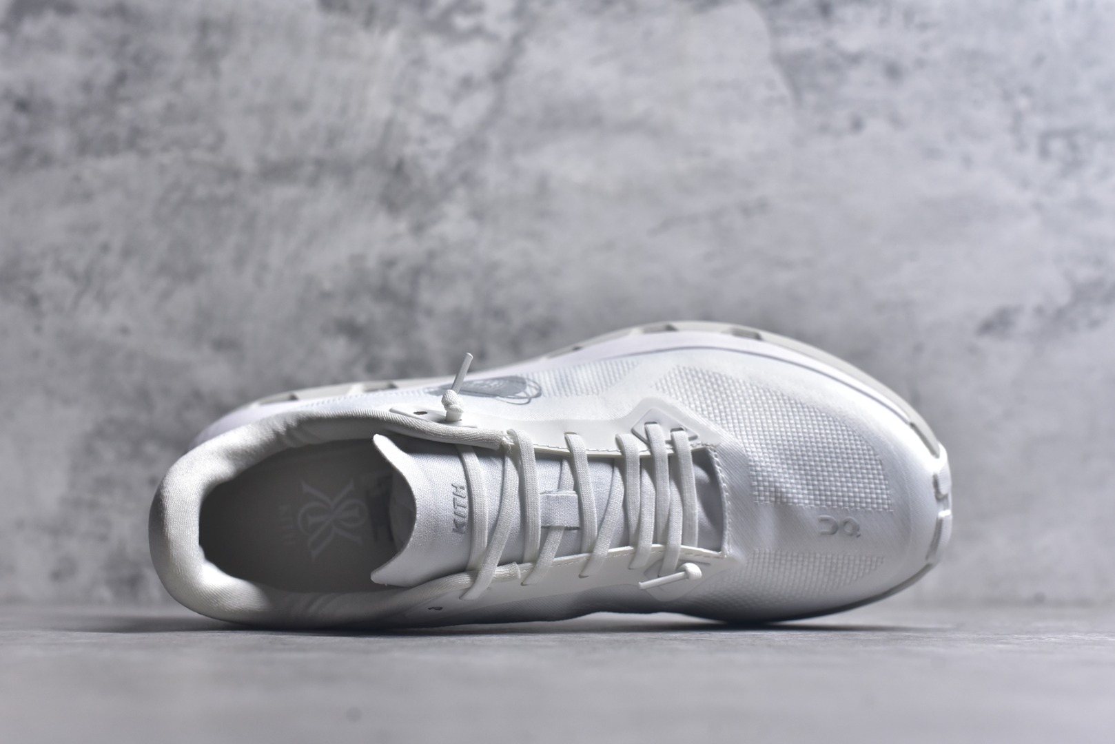 图片[4]-#KITH x On Cloudzone 昂跑舒适百搭防滑耐磨 低帮休闲跑步鞋 昂跑运动品牌 开创于2010年 缓震着陆、强效回弹、轻柔质感的设计构思始终是ON研制关键 与此同时基于“为全球提供革新性的跑步感受”信念 陆续推出了多款跑鞋及其以专业运动人体跑步工程学为设计关键的功能性跑步服饰设备 让跑者不费力气地畅快畅跑 尺码：36 36.5 37.5 38 38.5 39 40 40.5 41 42 42.5 43 44 44.5 45-选品中心