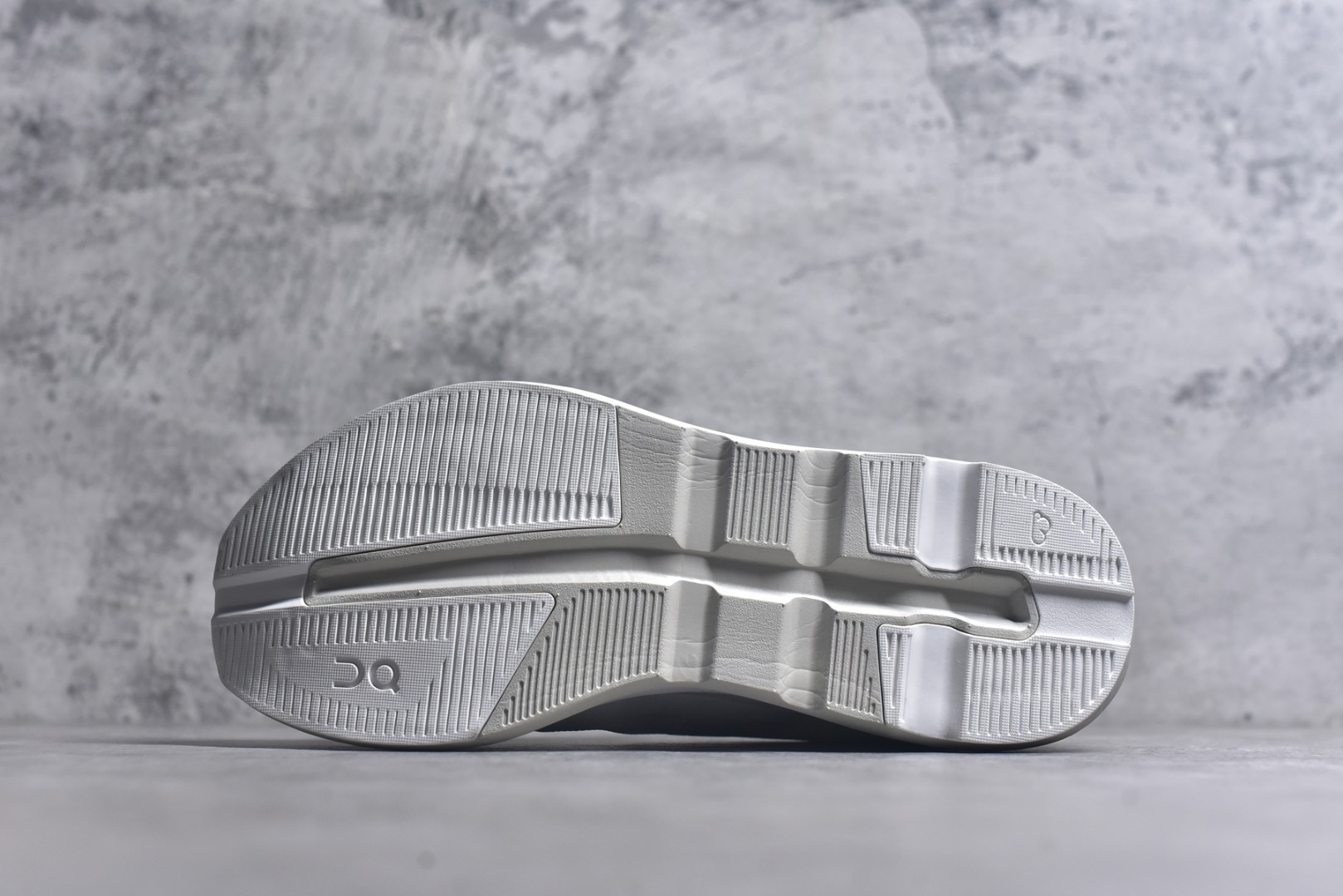图片[6]-#KITH x On Cloudzone 昂跑舒适百搭防滑耐磨 低帮休闲跑步鞋 昂跑运动品牌 开创于2010年 缓震着陆、强效回弹、轻柔质感的设计构思始终是ON研制关键 与此同时基于“为全球提供革新性的跑步感受”信念 陆续推出了多款跑鞋及其以专业运动人体跑步工程学为设计关键的功能性跑步服饰设备 让跑者不费力气地畅快畅跑 尺码：36 36.5 37.5 38 38.5 39 40 40.5 41 42 42.5 43 44 44.5 45-选品中心