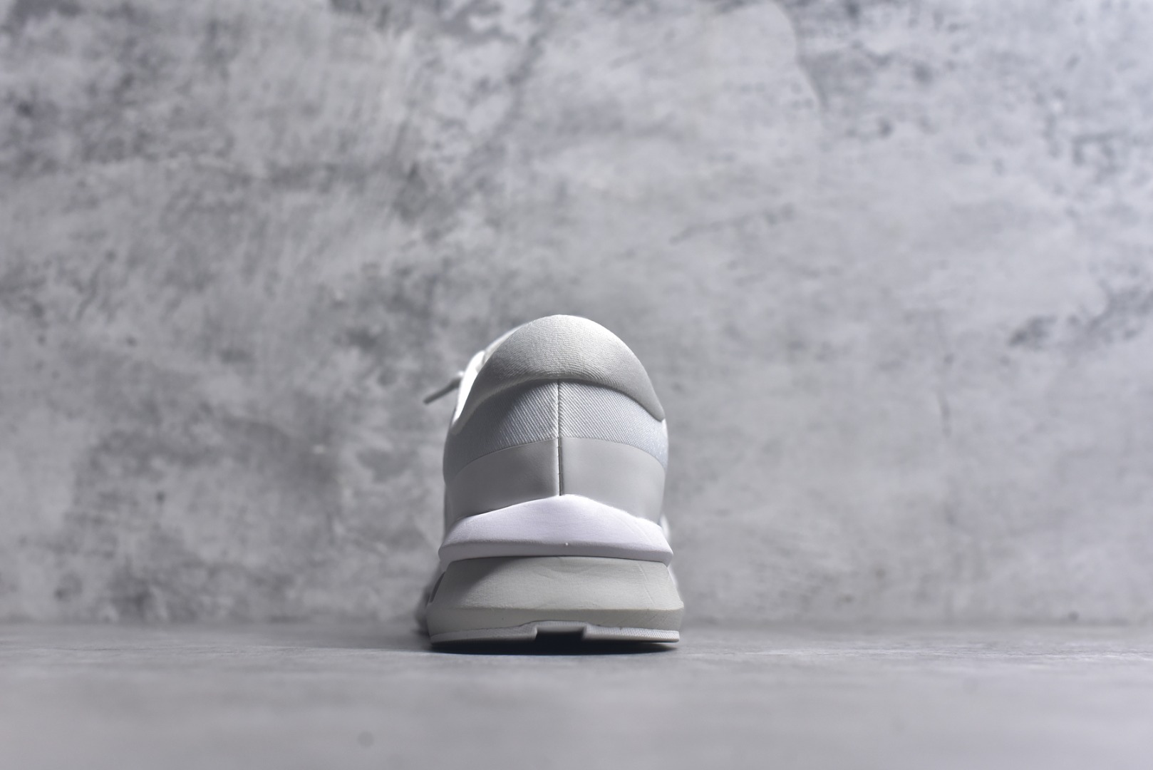 图片[5]-#KITH x On Cloudzone 昂跑舒适百搭防滑耐磨 低帮休闲跑步鞋 昂跑运动品牌 开创于2010年 缓震着陆、强效回弹、轻柔质感的设计构思始终是ON研制关键 与此同时基于“为全球提供革新性的跑步感受”信念 陆续推出了多款跑鞋及其以专业运动人体跑步工程学为设计关键的功能性跑步服饰设备 让跑者不费力气地畅快畅跑 尺码：36 36.5 37.5 38 38.5 39 40 40.5 41 42 42.5 43 44 44.5 45-选品中心
