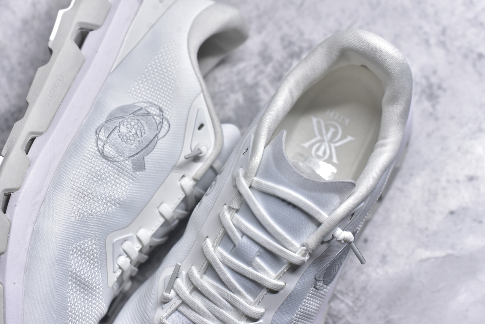 图片[9]-#KITH x On Cloudzone 昂跑舒适百搭防滑耐磨 低帮休闲跑步鞋 昂跑运动品牌 开创于2010年 缓震着陆、强效回弹、轻柔质感的设计构思始终是ON研制关键 与此同时基于“为全球提供革新性的跑步感受”信念 陆续推出了多款跑鞋及其以专业运动人体跑步工程学为设计关键的功能性跑步服饰设备 让跑者不费力气地畅快畅跑 尺码：36 36.5 37.5 38 38.5 39 40 40.5 41 42 42.5 43 44 44.5 45-选品中心