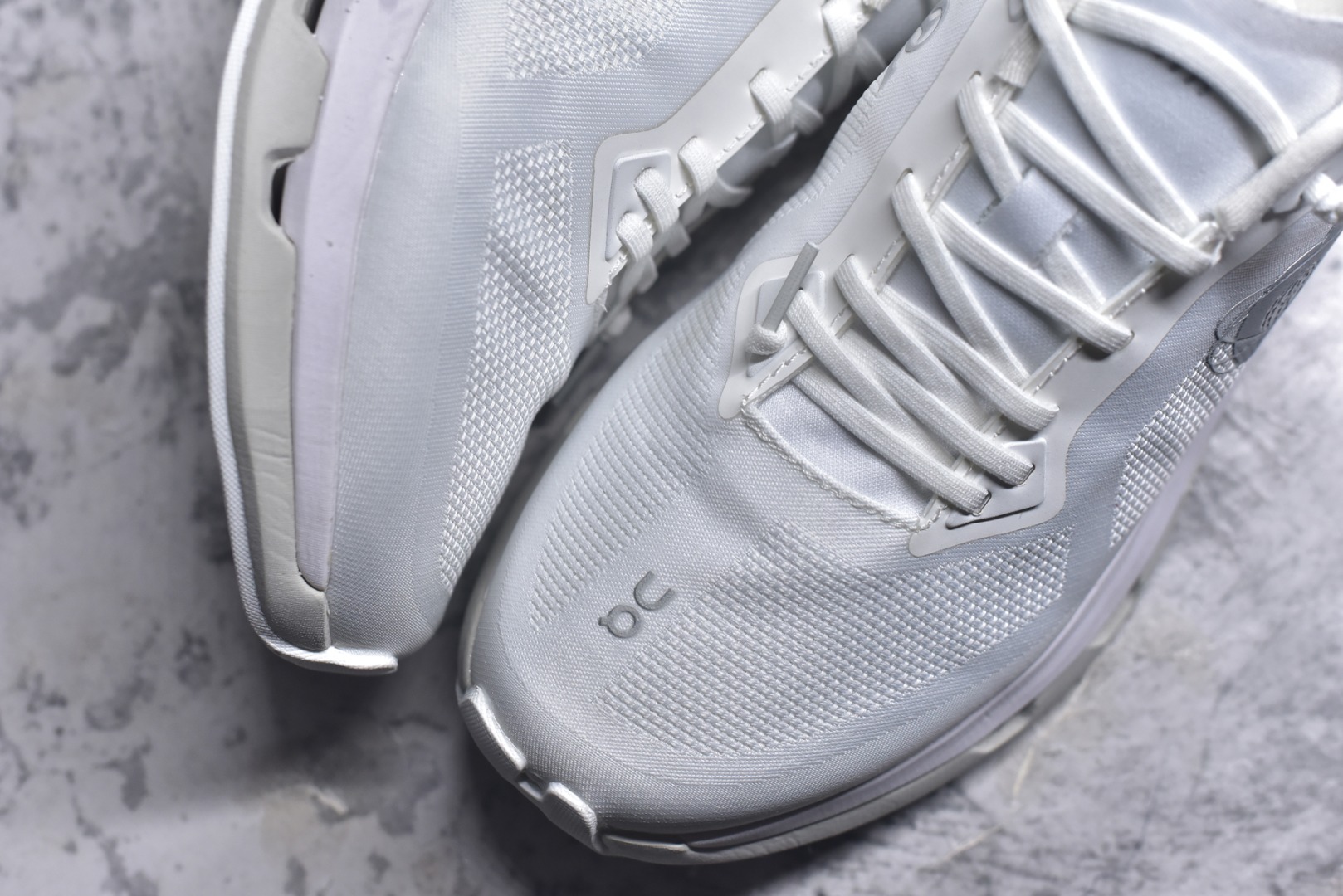 图片[8]-#KITH x On Cloudzone 昂跑舒适百搭防滑耐磨 低帮休闲跑步鞋 昂跑运动品牌 开创于2010年 缓震着陆、强效回弹、轻柔质感的设计构思始终是ON研制关键 与此同时基于“为全球提供革新性的跑步感受”信念 陆续推出了多款跑鞋及其以专业运动人体跑步工程学为设计关键的功能性跑步服饰设备 让跑者不费力气地畅快畅跑 尺码：36 36.5 37.5 38 38.5 39 40 40.5 41 42 42.5 43 44 44.5 45-选品中心