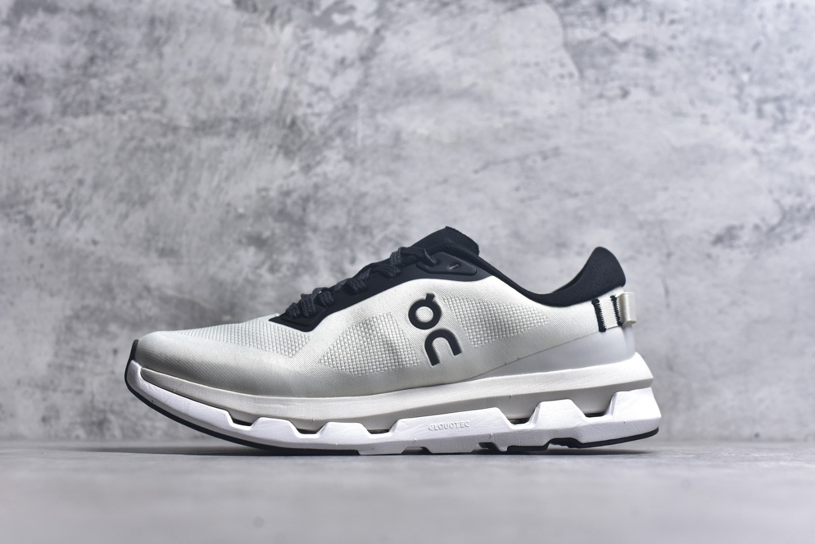 #KITH x On Cloudzone 昂跑舒适百搭防滑耐磨 低帮休闲跑步鞋 昂跑运动品牌 开创于2010年 缓震着陆、强效回弹、轻柔质感的设计构思始终是ON研制关键 与此同时基于“为全球提供革新性的跑步感受”信念 陆续推出了多款跑鞋及其以专业运动人体跑步工程学为设计关键的功能性跑步服饰设备 让跑者不费力气地畅快畅跑 尺码：36 36.5 37.5 38 38.5 39 40 40.5 41 42 42.5 43 44 44.5 45-选品中心