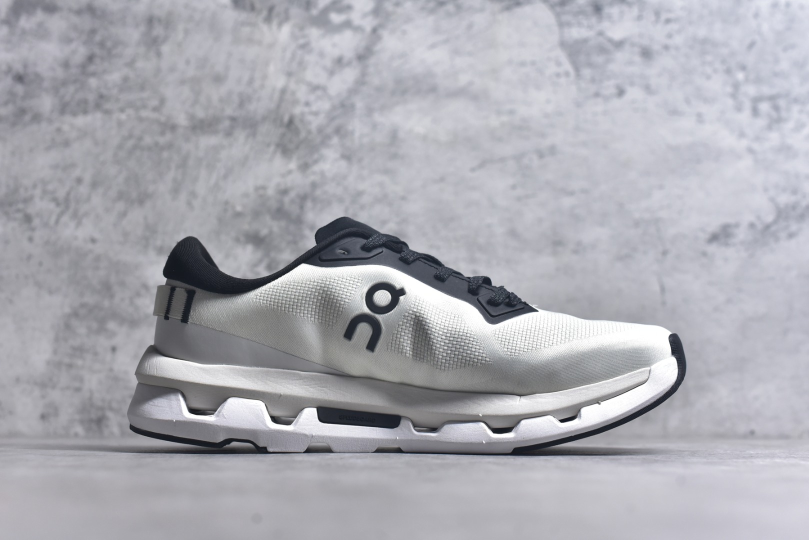 图片[3]-#KITH x On Cloudzone 昂跑舒适百搭防滑耐磨 低帮休闲跑步鞋 昂跑运动品牌 开创于2010年 缓震着陆、强效回弹、轻柔质感的设计构思始终是ON研制关键 与此同时基于“为全球提供革新性的跑步感受”信念 陆续推出了多款跑鞋及其以专业运动人体跑步工程学为设计关键的功能性跑步服饰设备 让跑者不费力气地畅快畅跑 尺码：36 36.5 37.5 38 38.5 39 40 40.5 41 42 42.5 43 44 44.5 45-选品中心