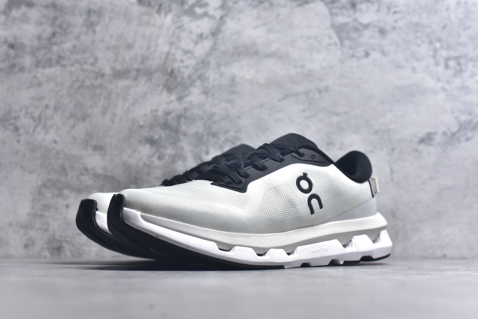图片[2]-#KITH x On Cloudzone 昂跑舒适百搭防滑耐磨 低帮休闲跑步鞋 昂跑运动品牌 开创于2010年 缓震着陆、强效回弹、轻柔质感的设计构思始终是ON研制关键 与此同时基于“为全球提供革新性的跑步感受”信念 陆续推出了多款跑鞋及其以专业运动人体跑步工程学为设计关键的功能性跑步服饰设备 让跑者不费力气地畅快畅跑 尺码：36 36.5 37.5 38 38.5 39 40 40.5 41 42 42.5 43 44 44.5 45-选品中心