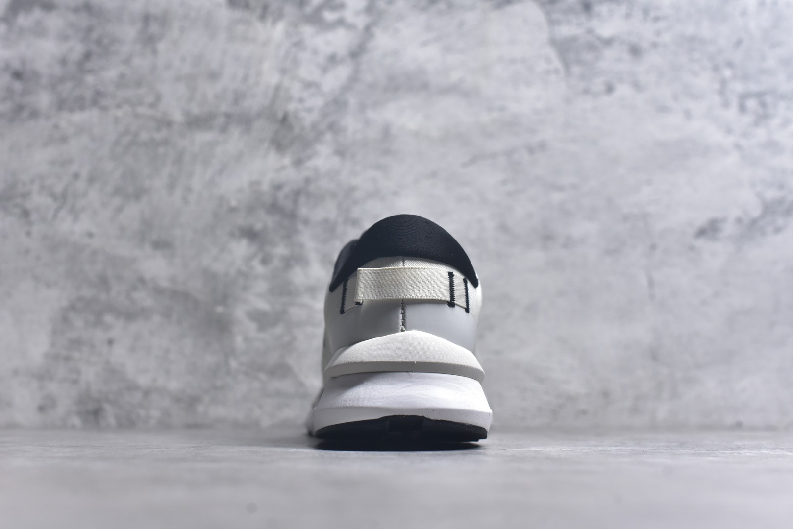 图片[5]-#KITH x On Cloudzone 昂跑舒适百搭防滑耐磨 低帮休闲跑步鞋 昂跑运动品牌 开创于2010年 缓震着陆、强效回弹、轻柔质感的设计构思始终是ON研制关键 与此同时基于“为全球提供革新性的跑步感受”信念 陆续推出了多款跑鞋及其以专业运动人体跑步工程学为设计关键的功能性跑步服饰设备 让跑者不费力气地畅快畅跑 尺码：36 36.5 37.5 38 38.5 39 40 40.5 41 42 42.5 43 44 44.5 45-选品中心