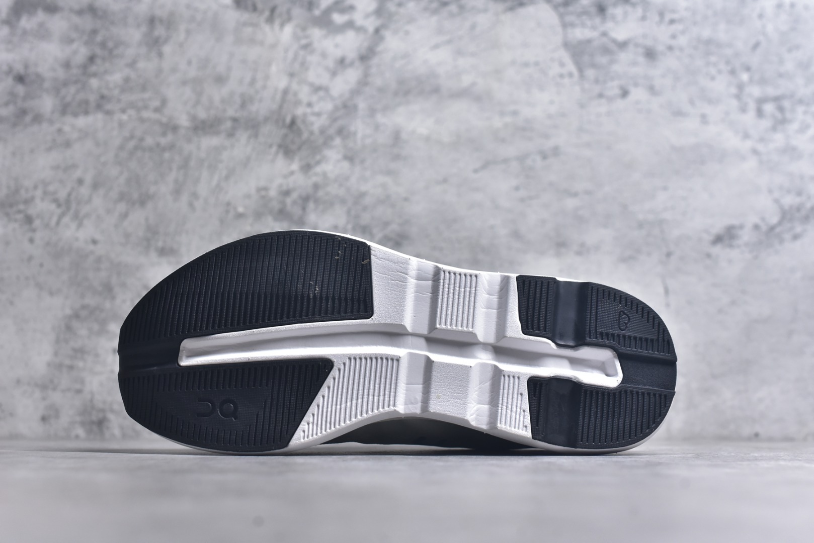 图片[6]-#KITH x On Cloudzone 昂跑舒适百搭防滑耐磨 低帮休闲跑步鞋 昂跑运动品牌 开创于2010年 缓震着陆、强效回弹、轻柔质感的设计构思始终是ON研制关键 与此同时基于“为全球提供革新性的跑步感受”信念 陆续推出了多款跑鞋及其以专业运动人体跑步工程学为设计关键的功能性跑步服饰设备 让跑者不费力气地畅快畅跑 尺码：36 36.5 37.5 38 38.5 39 40 40.5 41 42 42.5 43 44 44.5 45-选品中心