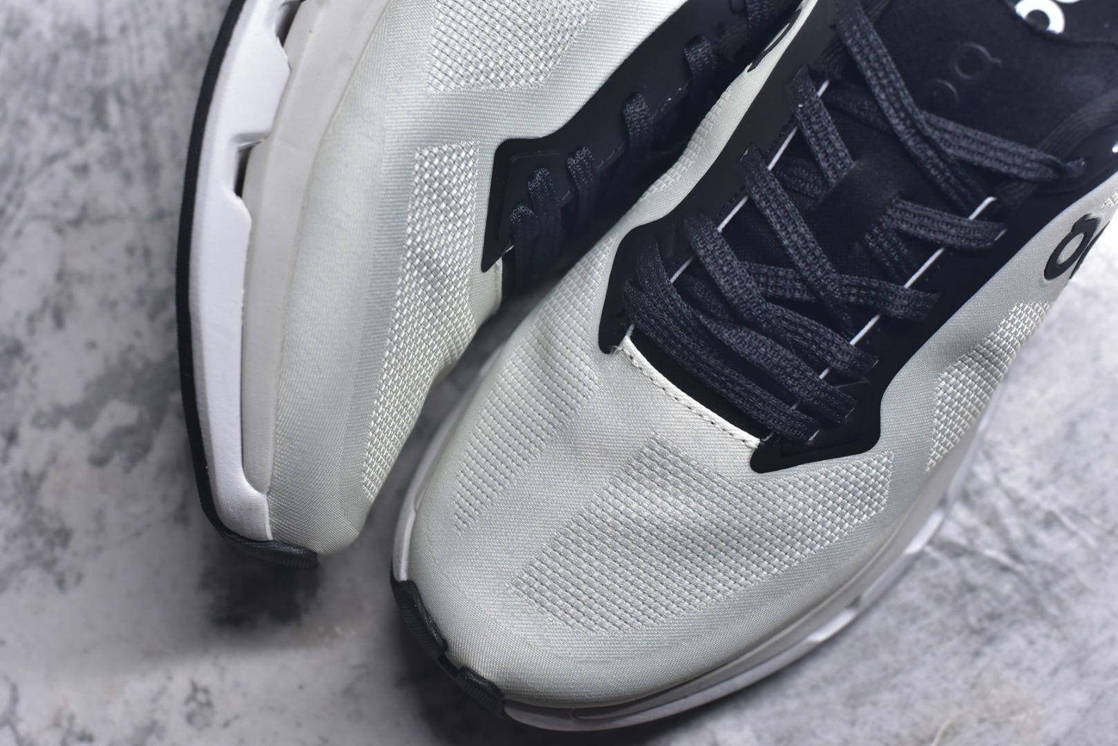 图片[8]-#KITH x On Cloudzone 昂跑舒适百搭防滑耐磨 低帮休闲跑步鞋 昂跑运动品牌 开创于2010年 缓震着陆、强效回弹、轻柔质感的设计构思始终是ON研制关键 与此同时基于“为全球提供革新性的跑步感受”信念 陆续推出了多款跑鞋及其以专业运动人体跑步工程学为设计关键的功能性跑步服饰设备 让跑者不费力气地畅快畅跑 尺码：36 36.5 37.5 38 38.5 39 40 40.5 41 42 42.5 43 44 44.5 45-选品中心