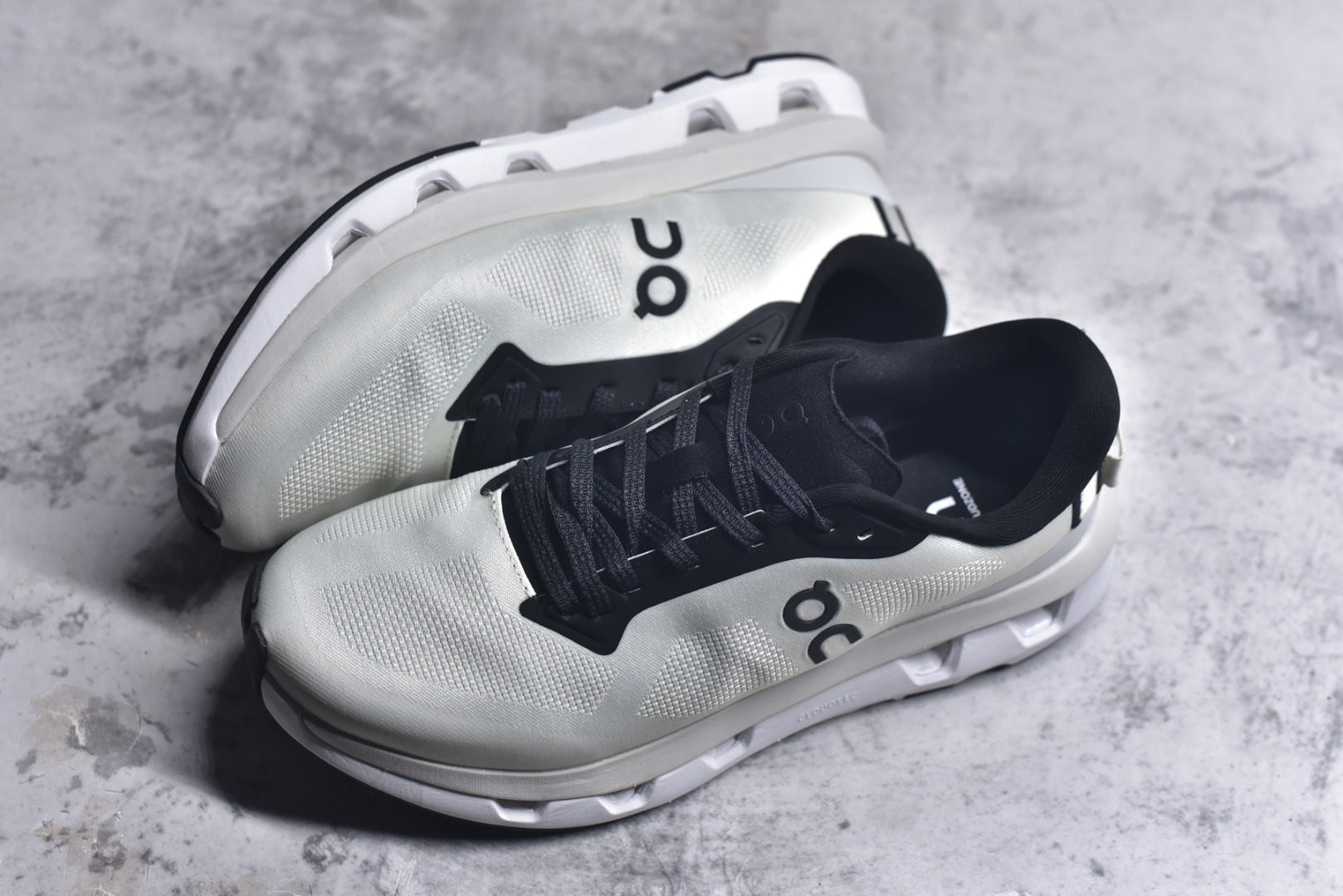 图片[7]-#KITH x On Cloudzone 昂跑舒适百搭防滑耐磨 低帮休闲跑步鞋 昂跑运动品牌 开创于2010年 缓震着陆、强效回弹、轻柔质感的设计构思始终是ON研制关键 与此同时基于“为全球提供革新性的跑步感受”信念 陆续推出了多款跑鞋及其以专业运动人体跑步工程学为设计关键的功能性跑步服饰设备 让跑者不费力气地畅快畅跑 尺码：36 36.5 37.5 38 38.5 39 40 40.5 41 42 42.5 43 44 44.5 45-选品中心