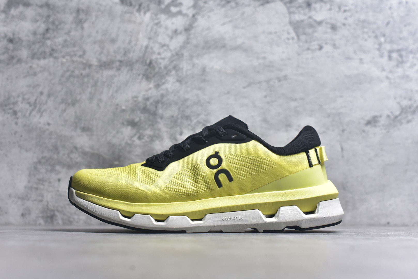 #KITH x On Cloudzone 昂跑舒适百搭防滑耐磨 低帮休闲跑步鞋 昂跑运动品牌 开创于2010年 缓震着陆、强效回弹、轻柔质感的设计构思始终是ON研制关键 与此同时基于“为全球提供革新性的跑步感受”信念 陆续推出了多款跑鞋及其以专业运动人体跑步工程学为设计关键的功能性跑步服饰设备 让跑者不费力气地畅快畅跑 尺码：36 36.5 37.5 38 38.5 39 40 40.5 41 42 42.5 43 44 44.5 45-选品中心