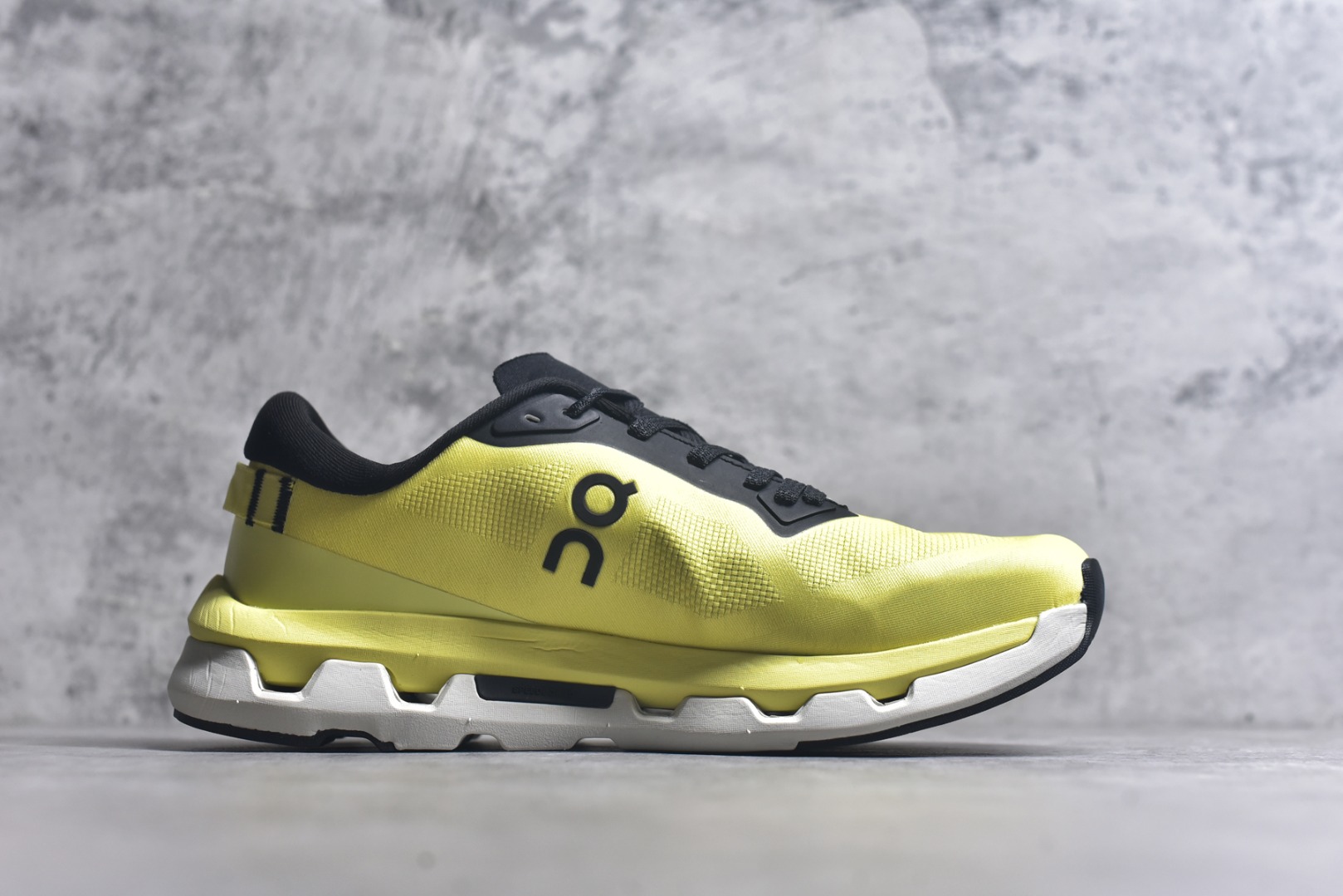 图片[3]-#KITH x On Cloudzone 昂跑舒适百搭防滑耐磨 低帮休闲跑步鞋 昂跑运动品牌 开创于2010年 缓震着陆、强效回弹、轻柔质感的设计构思始终是ON研制关键 与此同时基于“为全球提供革新性的跑步感受”信念 陆续推出了多款跑鞋及其以专业运动人体跑步工程学为设计关键的功能性跑步服饰设备 让跑者不费力气地畅快畅跑 尺码：36 36.5 37.5 38 38.5 39 40 40.5 41 42 42.5 43 44 44.5 45-选品中心