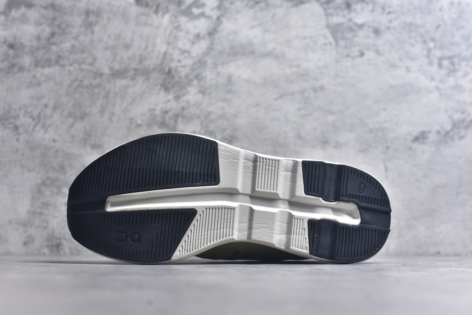 图片[6]-#KITH x On Cloudzone 昂跑舒适百搭防滑耐磨 低帮休闲跑步鞋 昂跑运动品牌 开创于2010年 缓震着陆、强效回弹、轻柔质感的设计构思始终是ON研制关键 与此同时基于“为全球提供革新性的跑步感受”信念 陆续推出了多款跑鞋及其以专业运动人体跑步工程学为设计关键的功能性跑步服饰设备 让跑者不费力气地畅快畅跑 尺码：36 36.5 37.5 38 38.5 39 40 40.5 41 42 42.5 43 44 44.5 45-选品中心