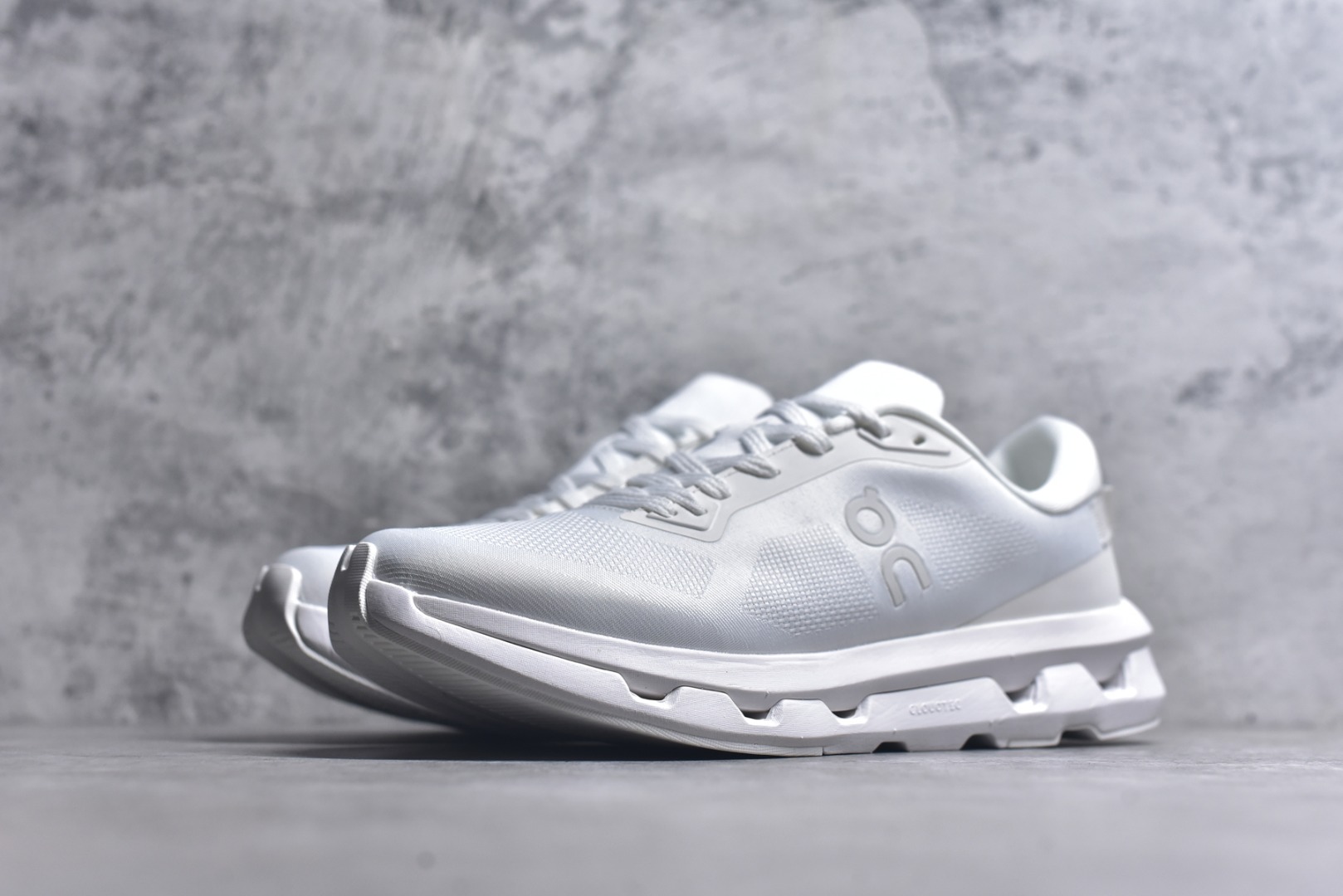 图片[2]-#KITH x On Cloudzone 昂跑舒适百搭防滑耐磨 低帮休闲跑步鞋 昂跑运动品牌 开创于2010年 缓震着陆、强效回弹、轻柔质感的设计构思始终是ON研制关键 与此同时基于“为全球提供革新性的跑步感受”信念 陆续推出了多款跑鞋及其以专业运动人体跑步工程学为设计关键的功能性跑步服饰设备 让跑者不费力气地畅快畅跑 尺码：36 36.5 37.5 38 38.5 39 40 40.5 41 42 42.5 43 44 44.5 45-选品中心