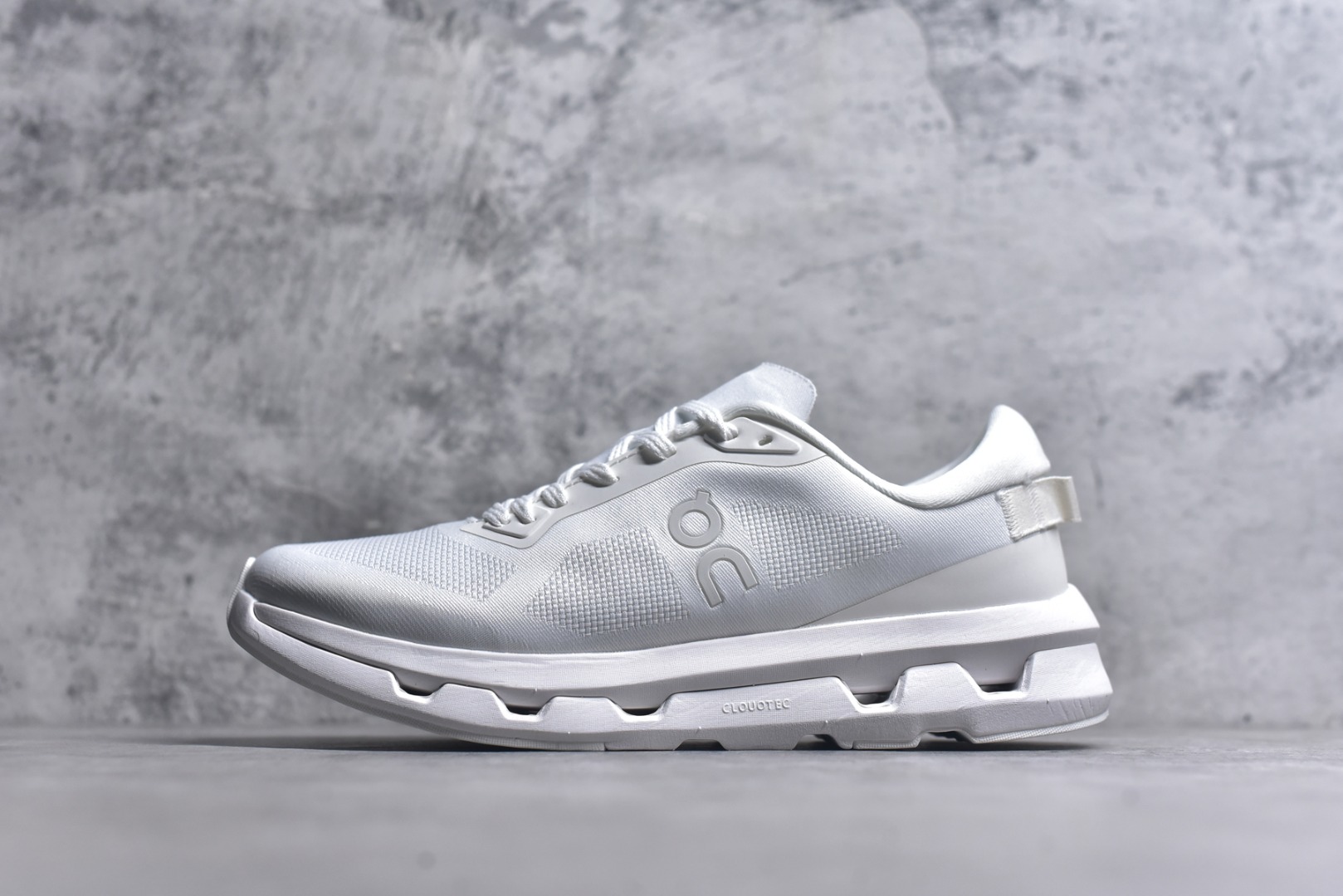 #KITH x On Cloudzone 昂跑舒适百搭防滑耐磨 低帮休闲跑步鞋 昂跑运动品牌 开创于2010年 缓震着陆、强效回弹、轻柔质感的设计构思始终是ON研制关键 与此同时基于“为全球提供革新性的跑步感受”信念 陆续推出了多款跑鞋及其以专业运动人体跑步工程学为设计关键的功能性跑步服饰设备 让跑者不费力气地畅快畅跑 尺码：36 36.5 37.5 38 38.5 39 40 40.5 41 42 42.5 43 44 44.5 45-选品中心