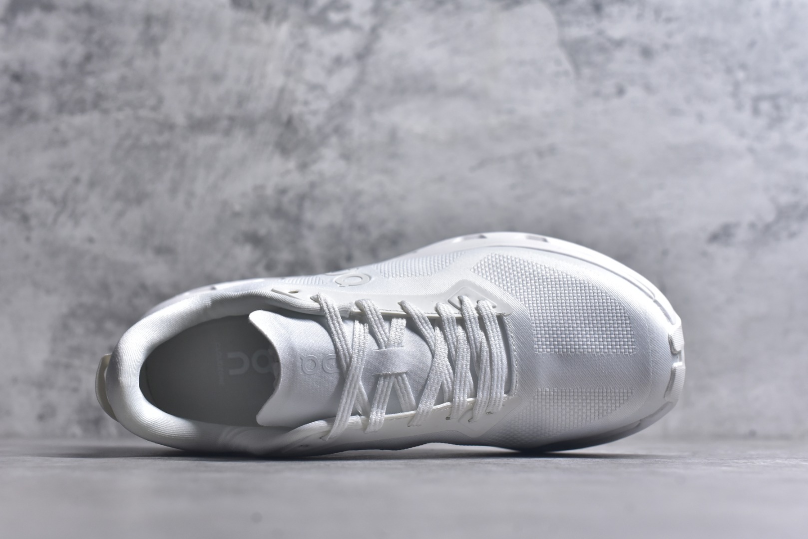 图片[4]-#KITH x On Cloudzone 昂跑舒适百搭防滑耐磨 低帮休闲跑步鞋 昂跑运动品牌 开创于2010年 缓震着陆、强效回弹、轻柔质感的设计构思始终是ON研制关键 与此同时基于“为全球提供革新性的跑步感受”信念 陆续推出了多款跑鞋及其以专业运动人体跑步工程学为设计关键的功能性跑步服饰设备 让跑者不费力气地畅快畅跑 尺码：36 36.5 37.5 38 38.5 39 40 40.5 41 42 42.5 43 44 44.5 45-选品中心