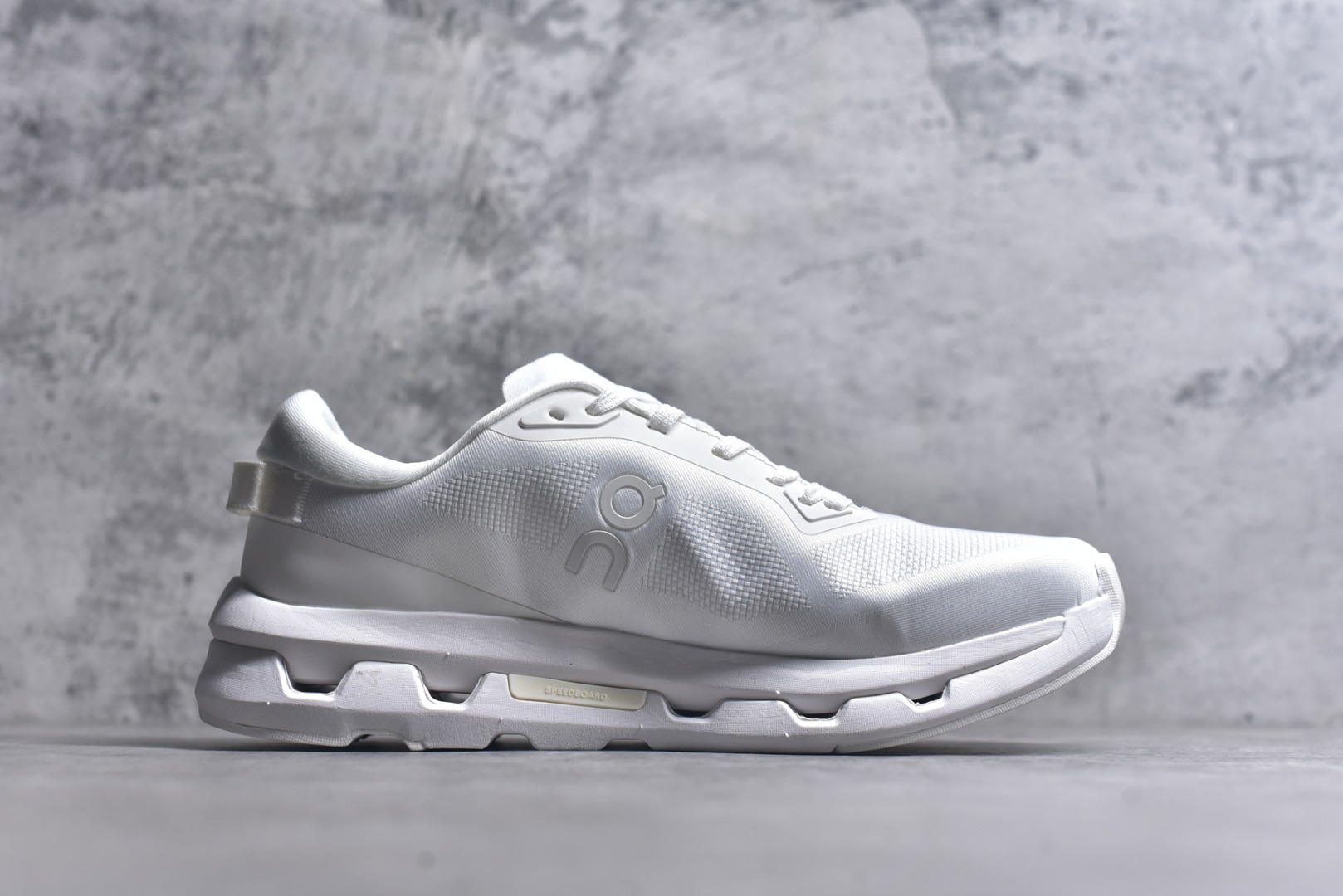图片[3]-#KITH x On Cloudzone 昂跑舒适百搭防滑耐磨 低帮休闲跑步鞋 昂跑运动品牌 开创于2010年 缓震着陆、强效回弹、轻柔质感的设计构思始终是ON研制关键 与此同时基于“为全球提供革新性的跑步感受”信念 陆续推出了多款跑鞋及其以专业运动人体跑步工程学为设计关键的功能性跑步服饰设备 让跑者不费力气地畅快畅跑 尺码：36 36.5 37.5 38 38.5 39 40 40.5 41 42 42.5 43 44 44.5 45-选品中心