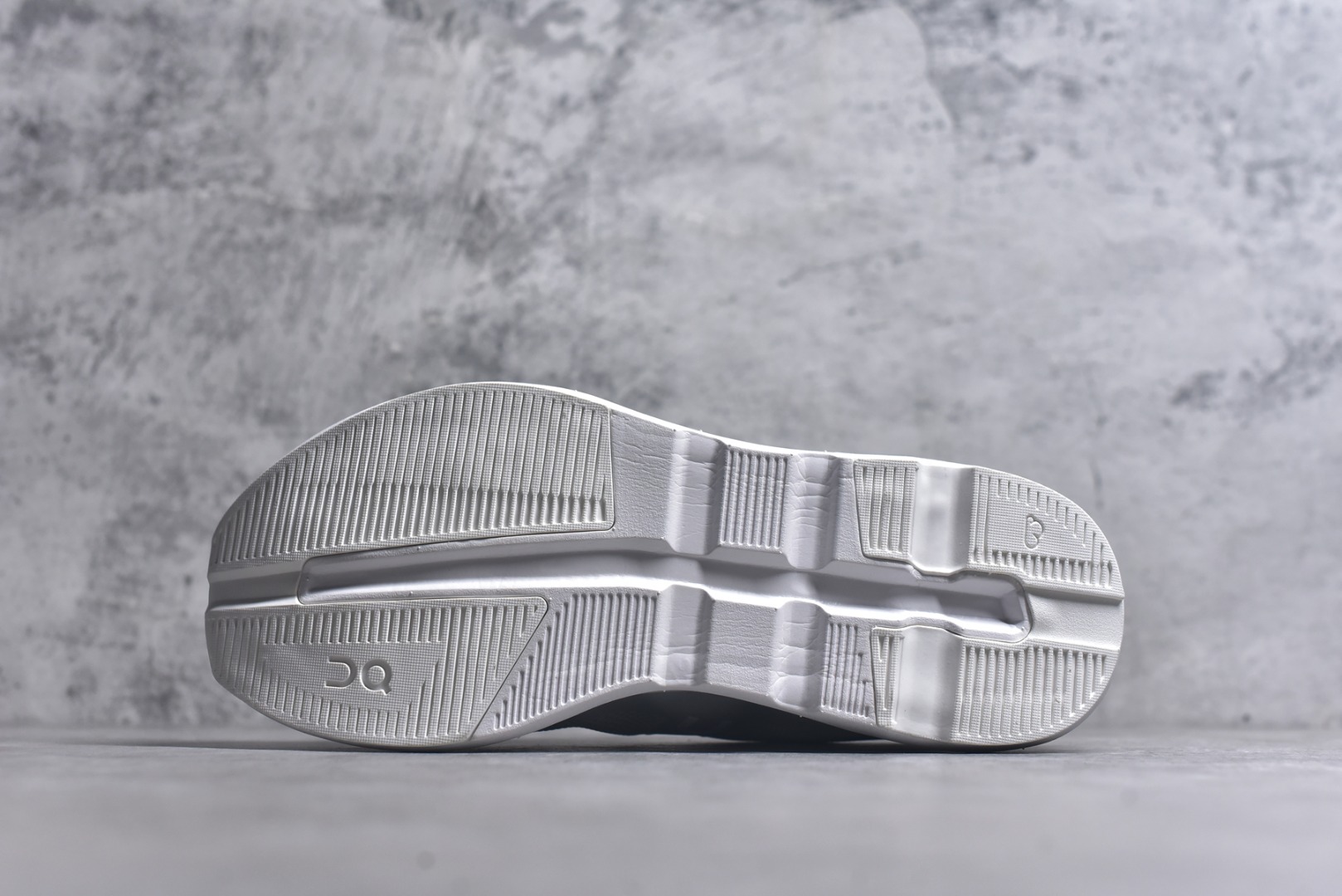 图片[6]-#KITH x On Cloudzone 昂跑舒适百搭防滑耐磨 低帮休闲跑步鞋 昂跑运动品牌 开创于2010年 缓震着陆、强效回弹、轻柔质感的设计构思始终是ON研制关键 与此同时基于“为全球提供革新性的跑步感受”信念 陆续推出了多款跑鞋及其以专业运动人体跑步工程学为设计关键的功能性跑步服饰设备 让跑者不费力气地畅快畅跑 尺码：36 36.5 37.5 38 38.5 39 40 40.5 41 42 42.5 43 44 44.5 45-选品中心