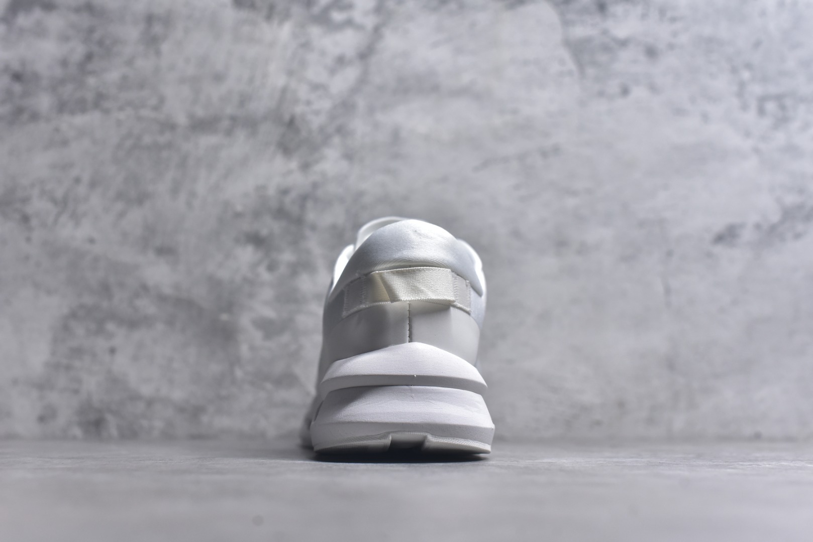 图片[5]-#KITH x On Cloudzone 昂跑舒适百搭防滑耐磨 低帮休闲跑步鞋 昂跑运动品牌 开创于2010年 缓震着陆、强效回弹、轻柔质感的设计构思始终是ON研制关键 与此同时基于“为全球提供革新性的跑步感受”信念 陆续推出了多款跑鞋及其以专业运动人体跑步工程学为设计关键的功能性跑步服饰设备 让跑者不费力气地畅快畅跑 尺码：36 36.5 37.5 38 38.5 39 40 40.5 41 42 42.5 43 44 44.5 45-选品中心