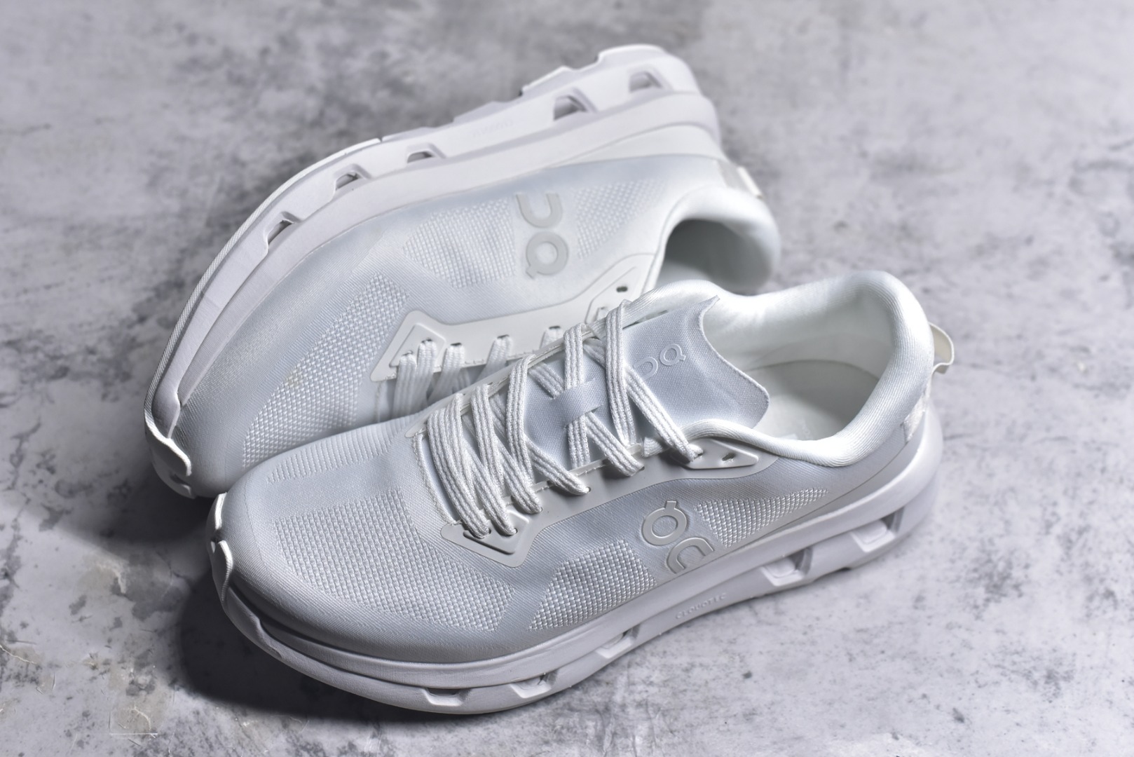 图片[7]-#KITH x On Cloudzone 昂跑舒适百搭防滑耐磨 低帮休闲跑步鞋 昂跑运动品牌 开创于2010年 缓震着陆、强效回弹、轻柔质感的设计构思始终是ON研制关键 与此同时基于“为全球提供革新性的跑步感受”信念 陆续推出了多款跑鞋及其以专业运动人体跑步工程学为设计关键的功能性跑步服饰设备 让跑者不费力气地畅快畅跑 尺码：36 36.5 37.5 38 38.5 39 40 40.5 41 42 42.5 43 44 44.5 45-选品中心