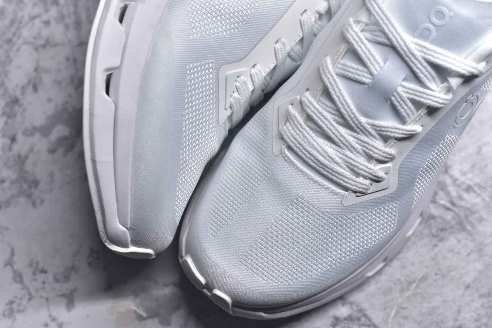 图片[8]-#KITH x On Cloudzone 昂跑舒适百搭防滑耐磨 低帮休闲跑步鞋 昂跑运动品牌 开创于2010年 缓震着陆、强效回弹、轻柔质感的设计构思始终是ON研制关键 与此同时基于“为全球提供革新性的跑步感受”信念 陆续推出了多款跑鞋及其以专业运动人体跑步工程学为设计关键的功能性跑步服饰设备 让跑者不费力气地畅快畅跑 尺码：36 36.5 37.5 38 38.5 39 40 40.5 41 42 42.5 43 44 44.5 45-选品中心